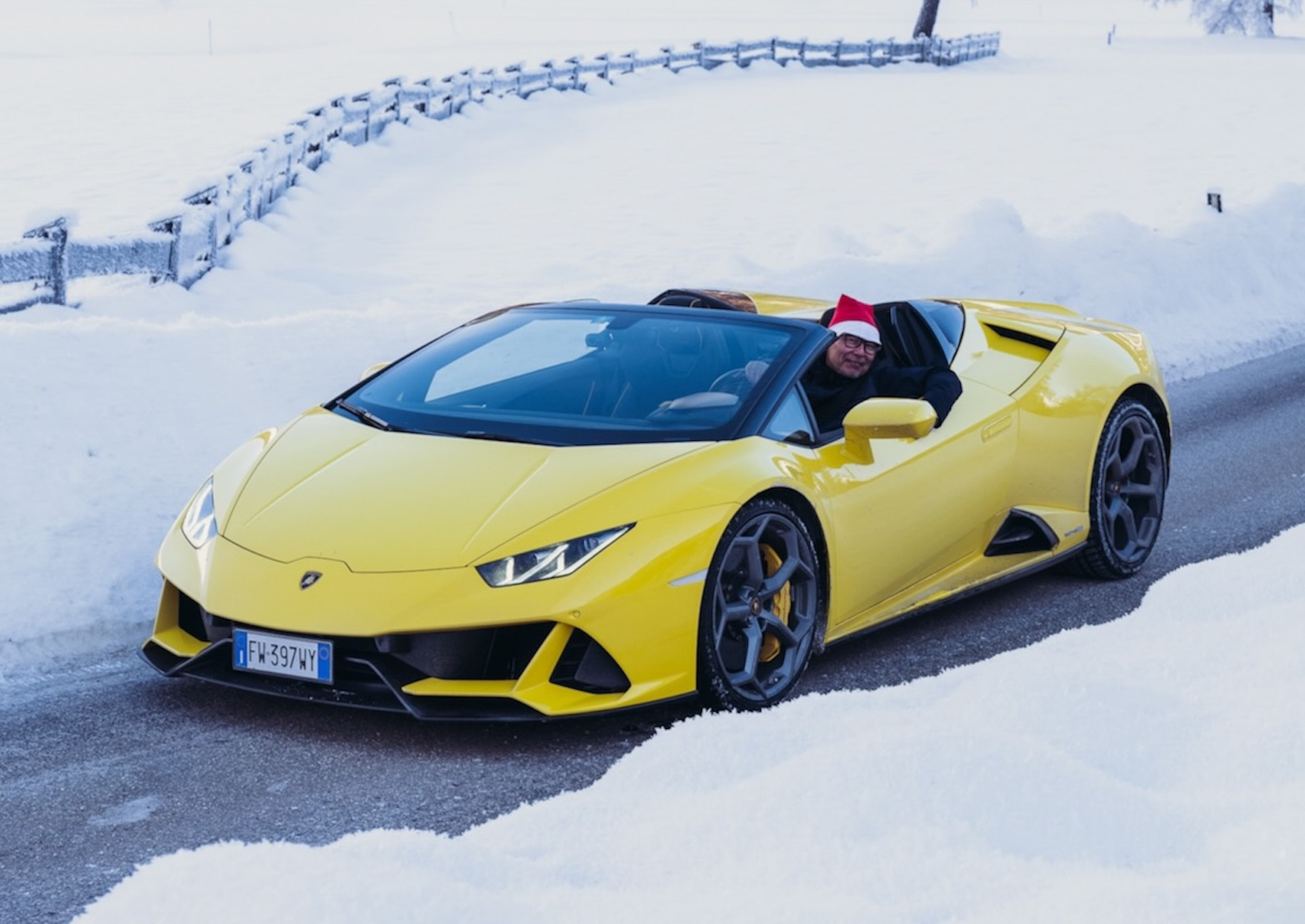 クリスマスドライブと銘打った試乗会。ツルツルのアイスバーンをウラカンスパイダーでドライブするサンタクロース姿の筆者