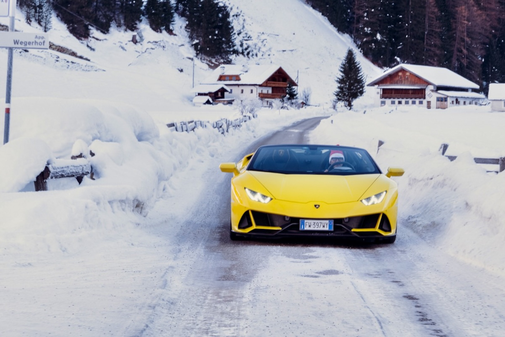 クリスマスドライブと銘打った試乗会。ツルツルのアイスバーンをウラカンスパイダーでドライブするサンタクロース姿の筆者