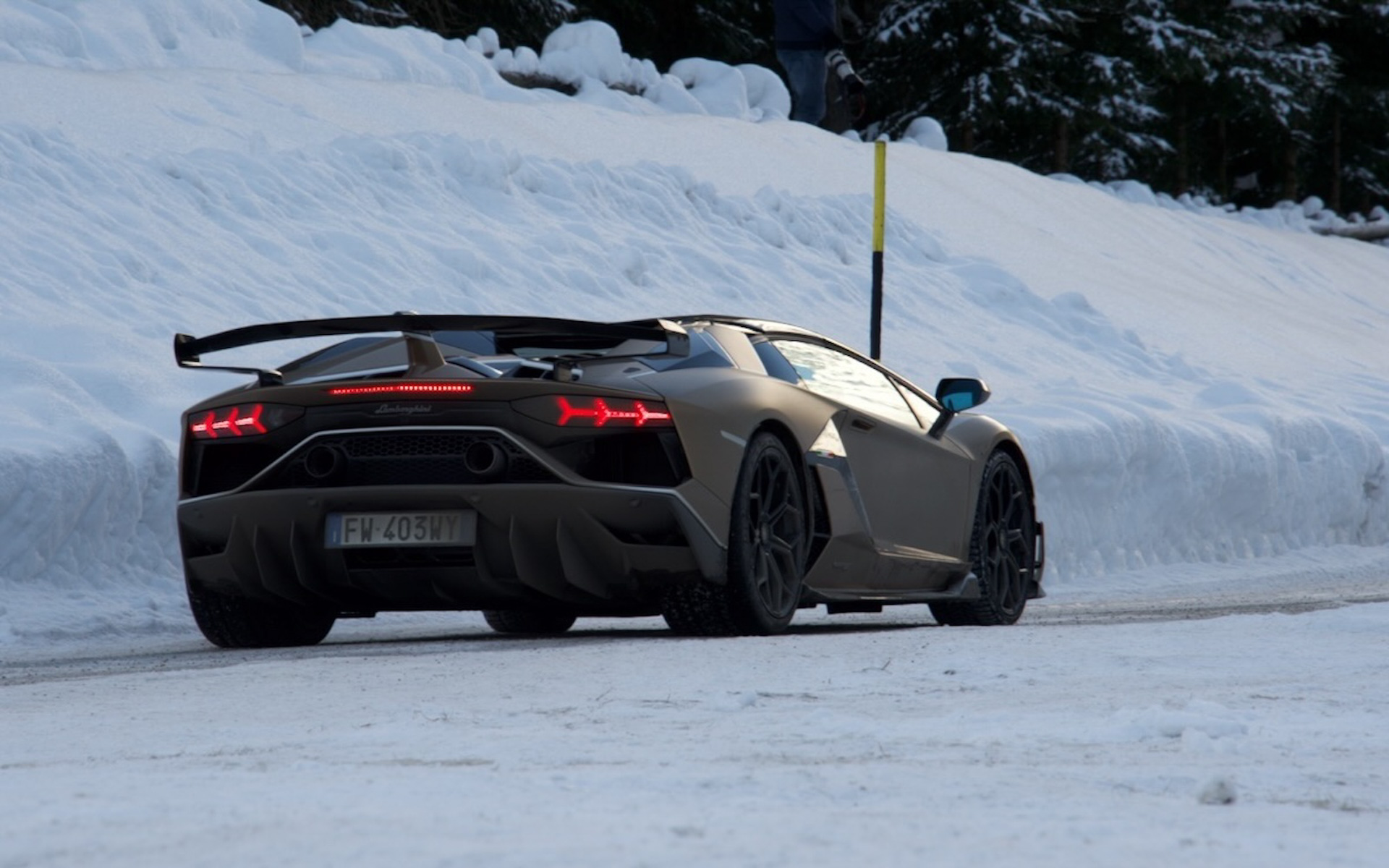 アヴェンタドールのSモデルのシングルクラッチのショックは、アイスバーン上では脅威。ピレリ・ソットゼロタイヤで慎重にドライブした