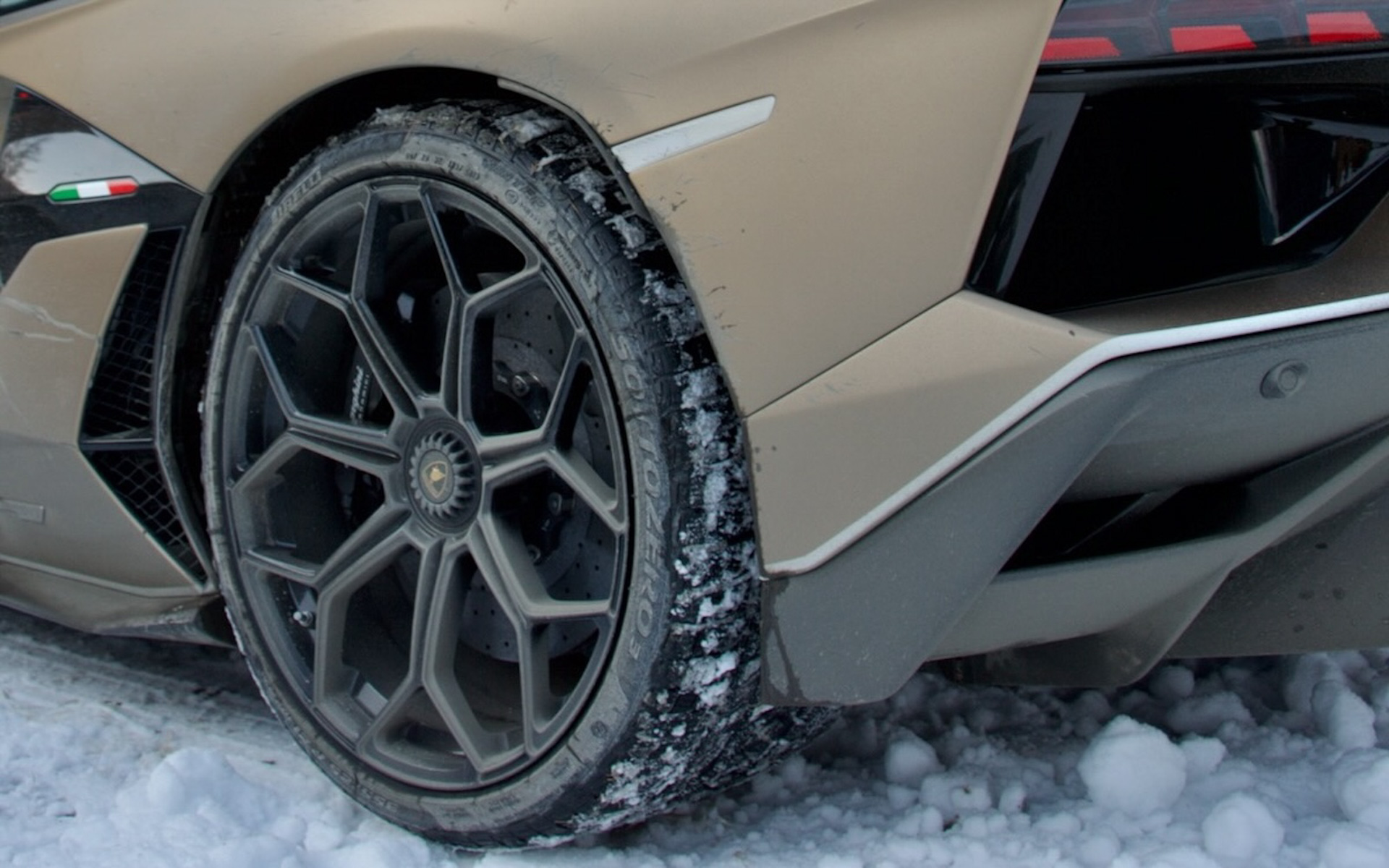 アヴェンタドールのSモデルのシングルクラッチのショックは、アイスバーン上では脅威。ピレリ・ソットゼロタイヤで慎重にドライブした