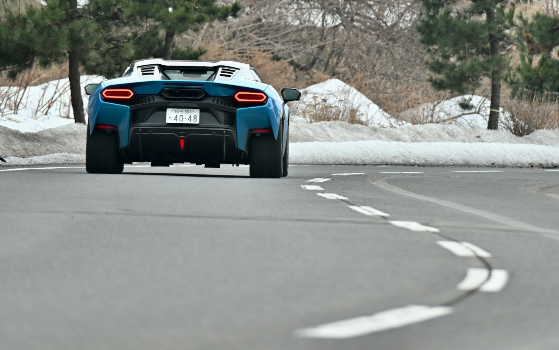 室蘭港近くの一般道を走行するテメラリオ
