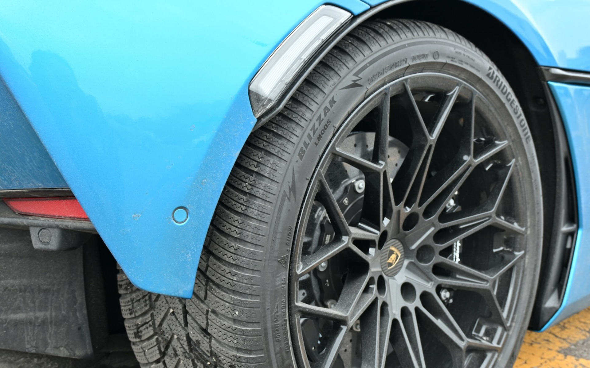 装着タイヤはブリヂストンのブリザックLM005。欧州で開発・製造される専用カスタムタイヤで、オールシーズンのようなV字シェイプのトレッドパターンを持つとともに日本のブリザックよりブロック剛性が高めに設定してあるという