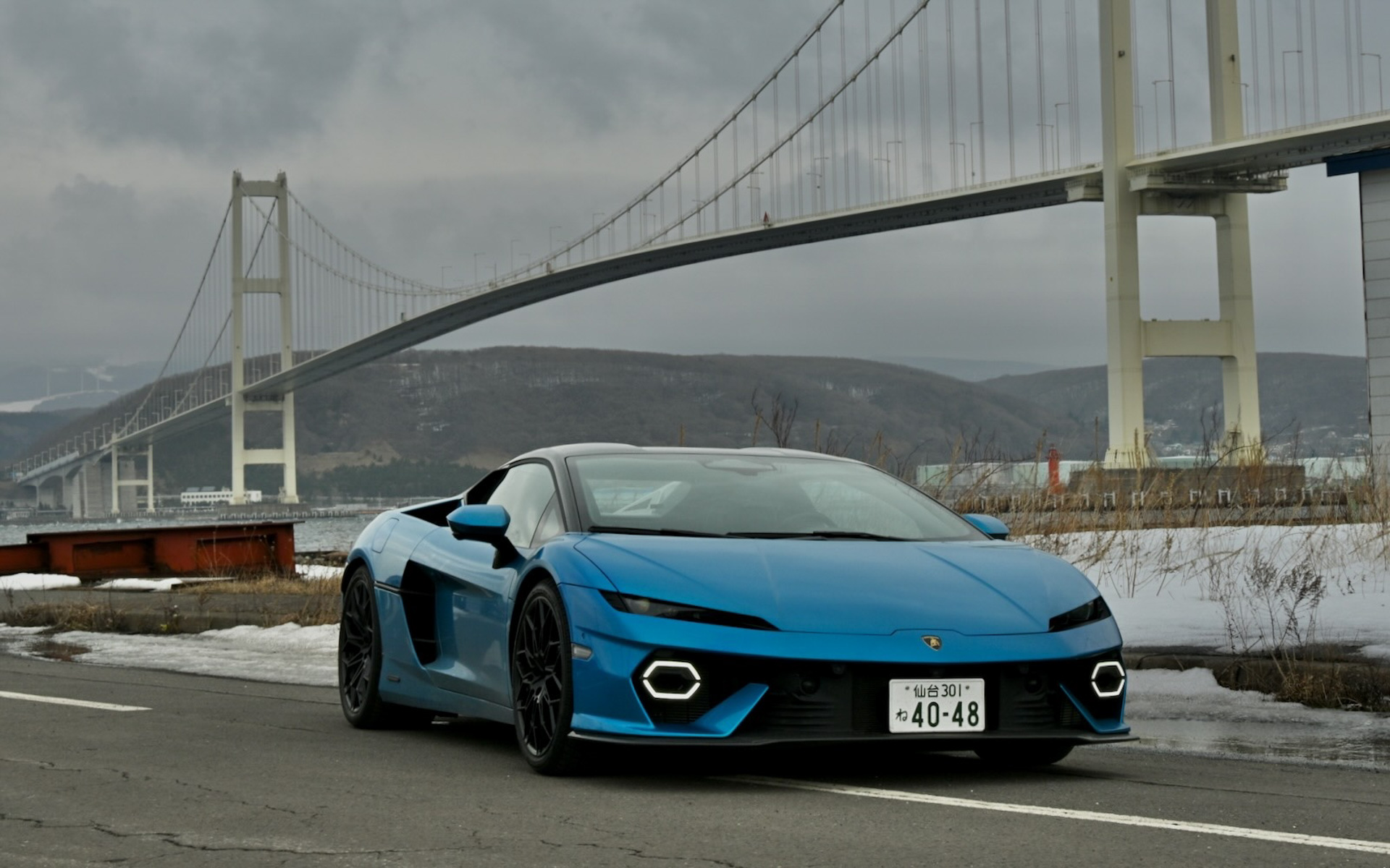室蘭港の白鳥大橋をバックにしたテメラリオ