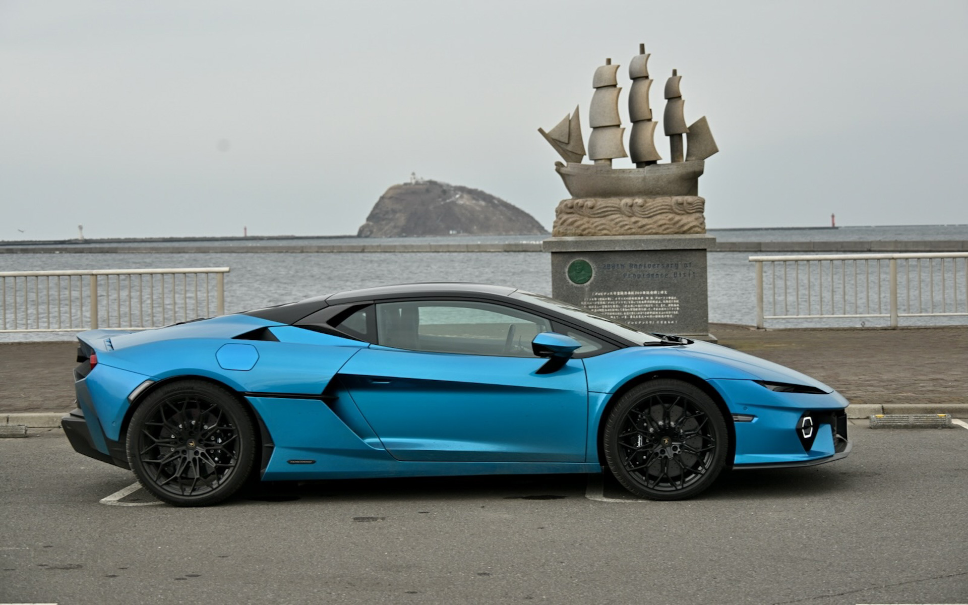 室蘭港にある英軍艦「プロビデンス号」来航200年記念碑を背にしたテメラリオ