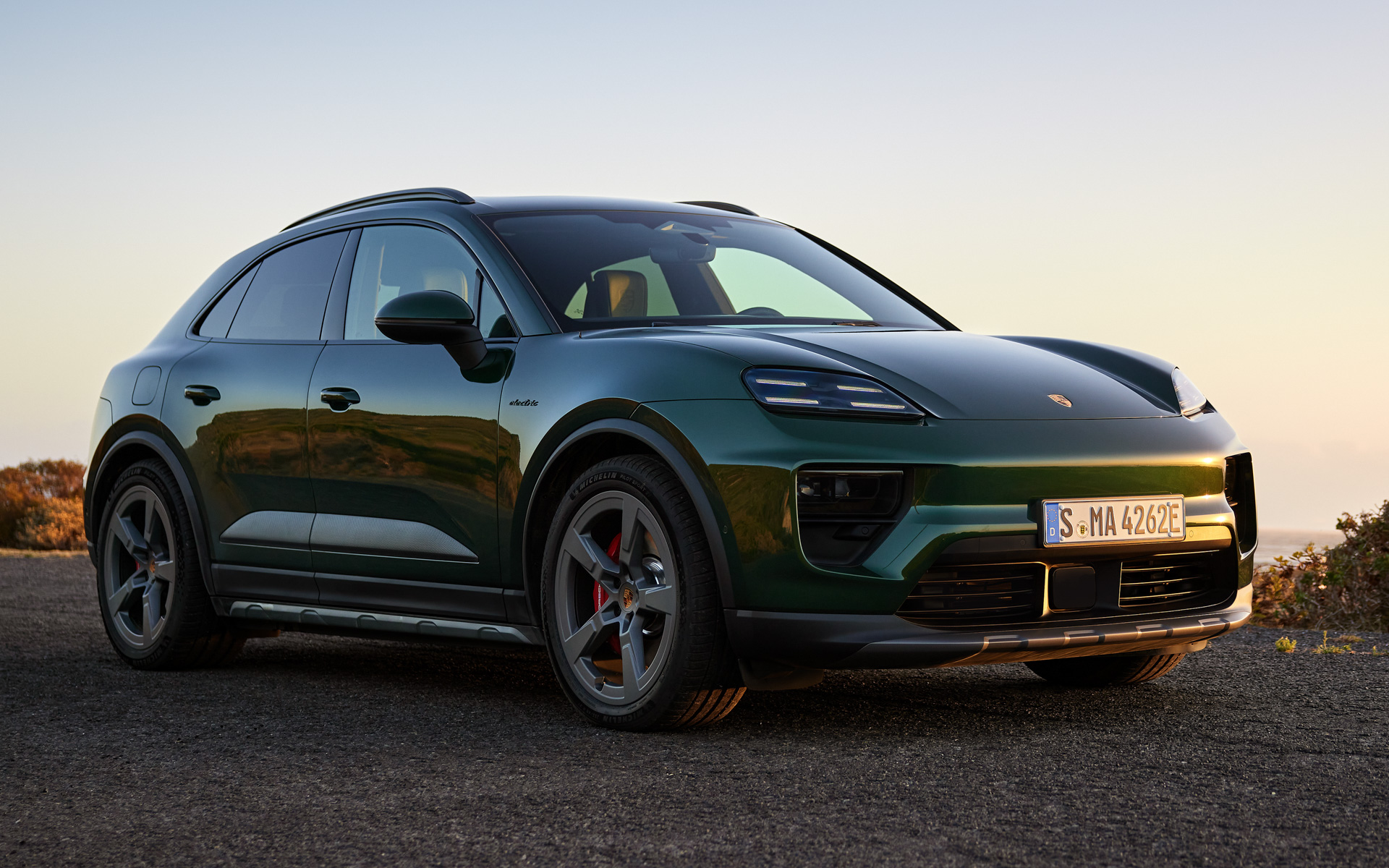 画像はポルシェ「マカン エレクトリック」