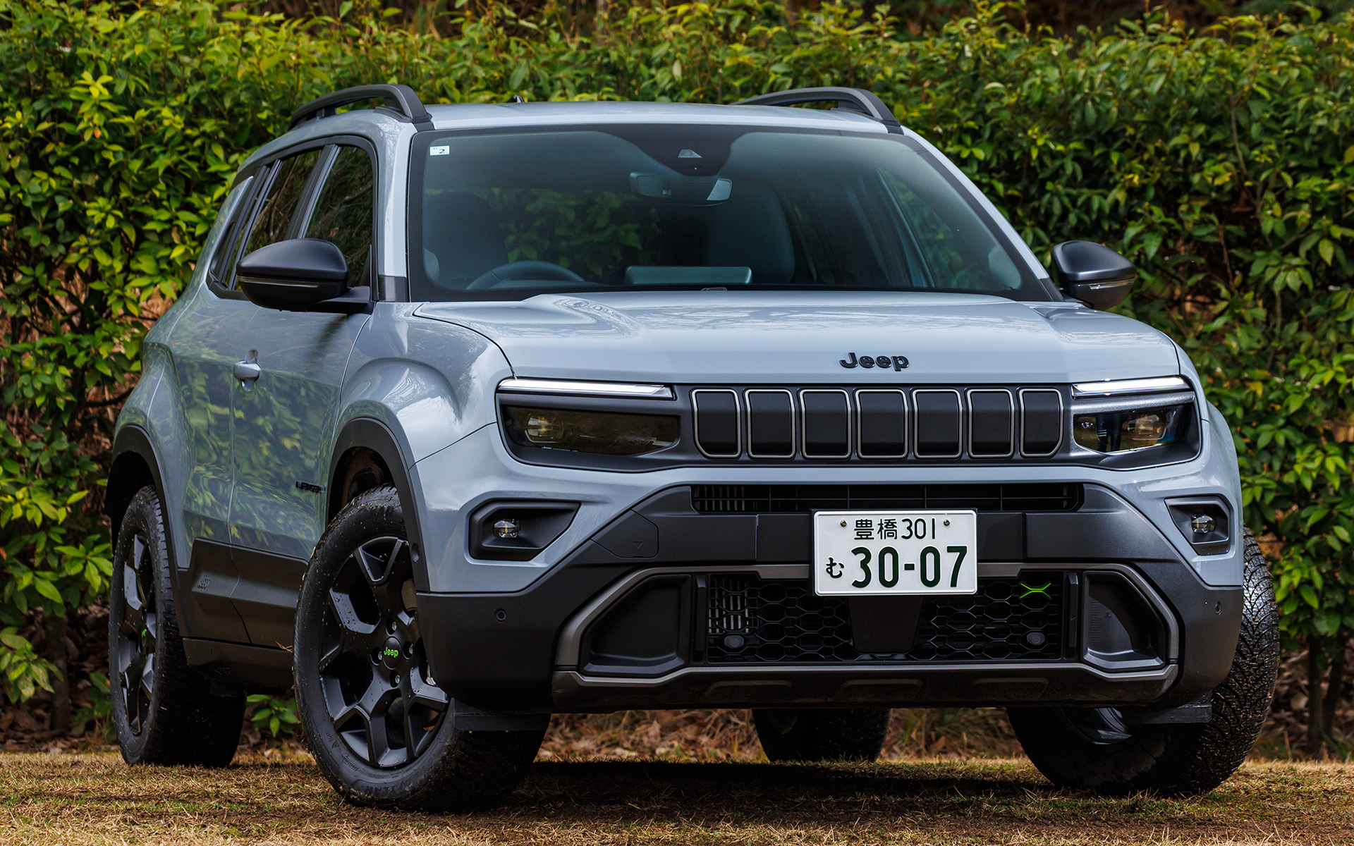 アベンジャー 4xe Hybrid。ボディサイズは4120×1775×1600mm（全長×全幅×全高）、ホイールベースは2560mm。車両重量は1755kg（スタイルパック装着車は1765kg）。最小回転半径は5.3m