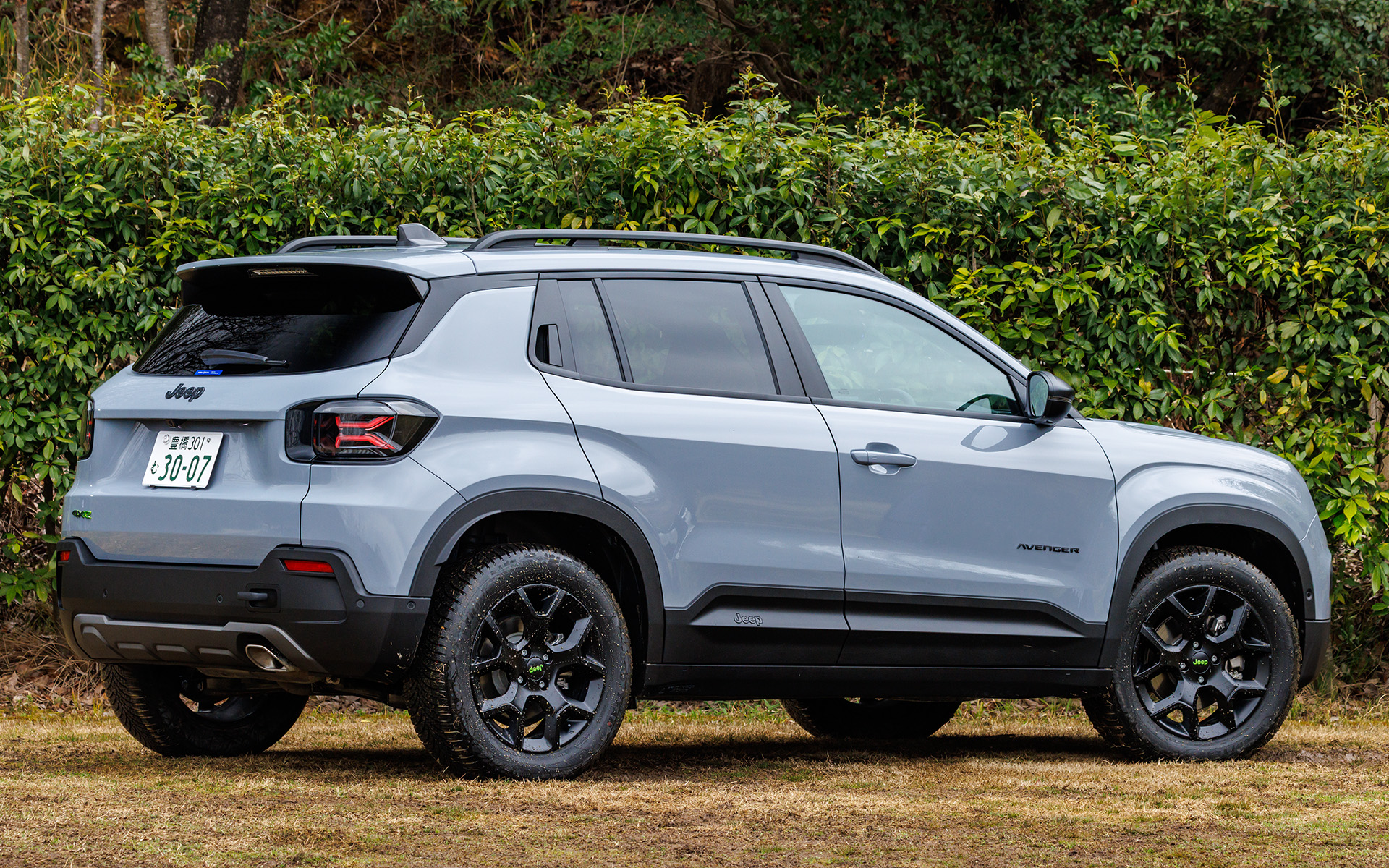 アベンジャー 4xe Hybrid。ボディサイズは4120×1775×1600mm（全長×全幅×全高）、ホイールベースは2560mm。車両重量は1755kg（スタイルパック装着車は1765kg）。最小回転半径は5.3m