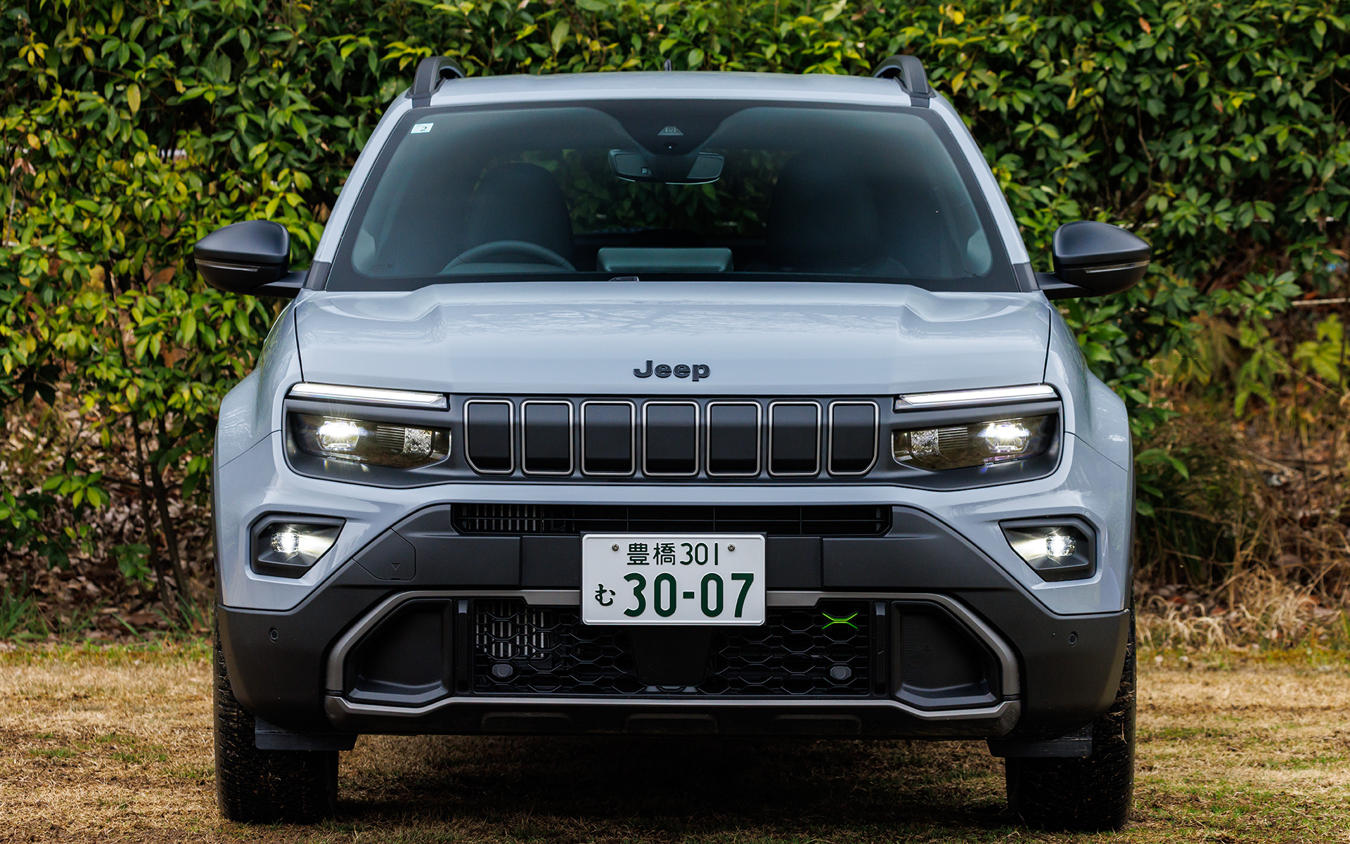 ジープの伝統をスタイリッシュにアレンジした7スロットグリルや大径ホイールアーチなどを採用し、スクエアなスタイルと都会的なデザインを融合