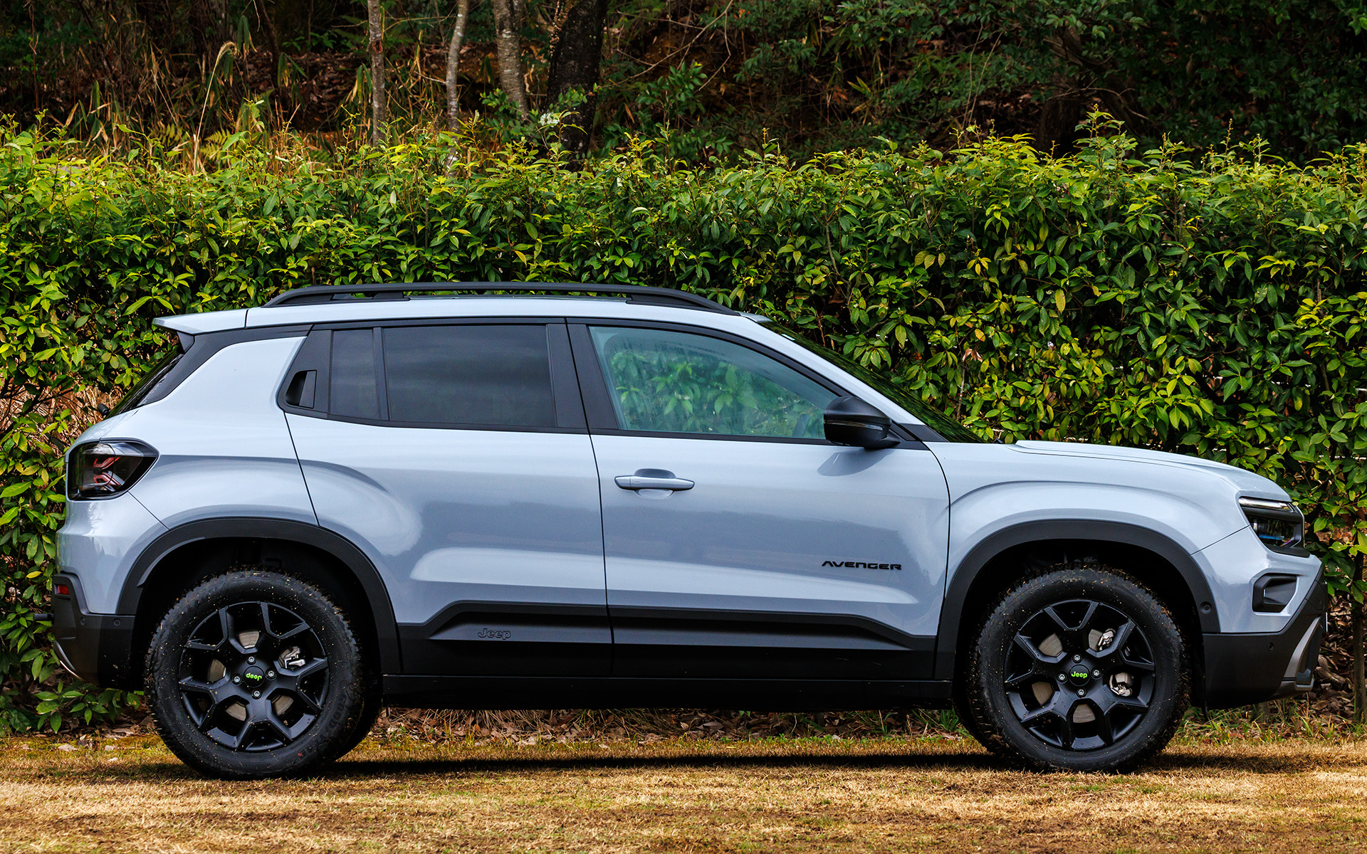 ジープの伝統をスタイリッシュにアレンジした7スロットグリルや大径ホイールアーチなどを採用し、スクエアなスタイルと都会的なデザインを融合