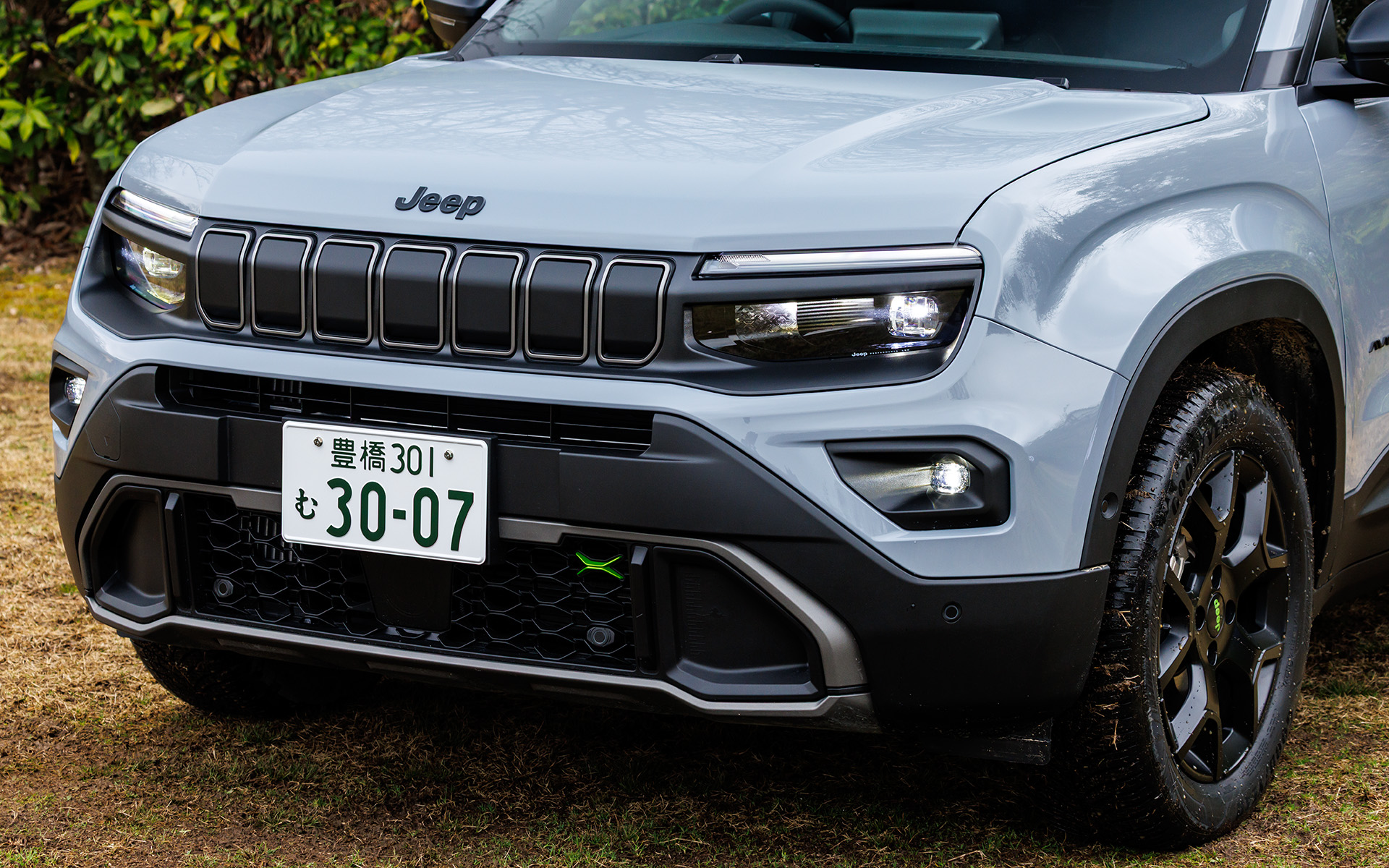 BEVモデルよりも高く、外側に配置されたフォグランプで夜間の視認性を向上させたほか、フロントとリアのバンパーは傷防止加工が施されたモールドインカラーとするなど、都会派でありながらも実用的なデザインとなっている。また、後輪ホイールトルクが1900Nmあり、ぬかるみにはまったラングラークラスの車両を牽引することもできることから、頑丈なリア牽引フックを標準装備