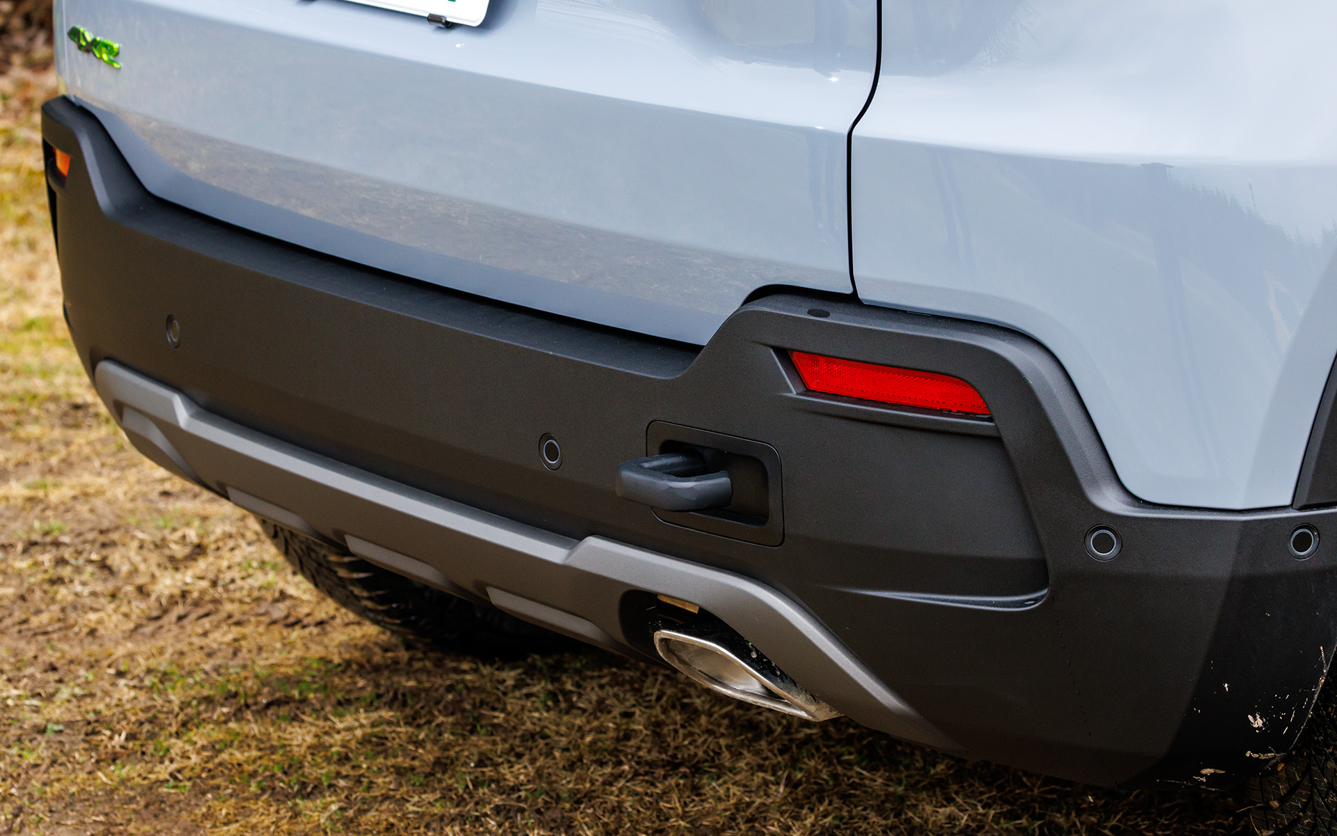 BEVモデルよりも高く、外側に配置されたフォグランプで夜間の視認性を向上させたほか、フロントとリアのバンパーは傷防止加工が施されたモールドインカラーとするなど、都会派でありながらも実用的なデザインとなっている。また、後輪ホイールトルクが1900Nmあり、ぬかるみにはまったラングラークラスの車両を牽引することもできることから、頑丈なリア牽引フックを標準装備