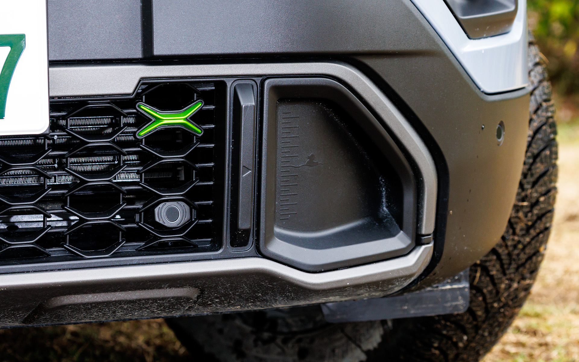 フロントデザインは4xe Hybrid専用で、グリーンのXのアイコンが特徴。バンパーには渡河性能を示す印が刻まれており、ちょうど400mmのところに“Jeepダック”が泳いでいる