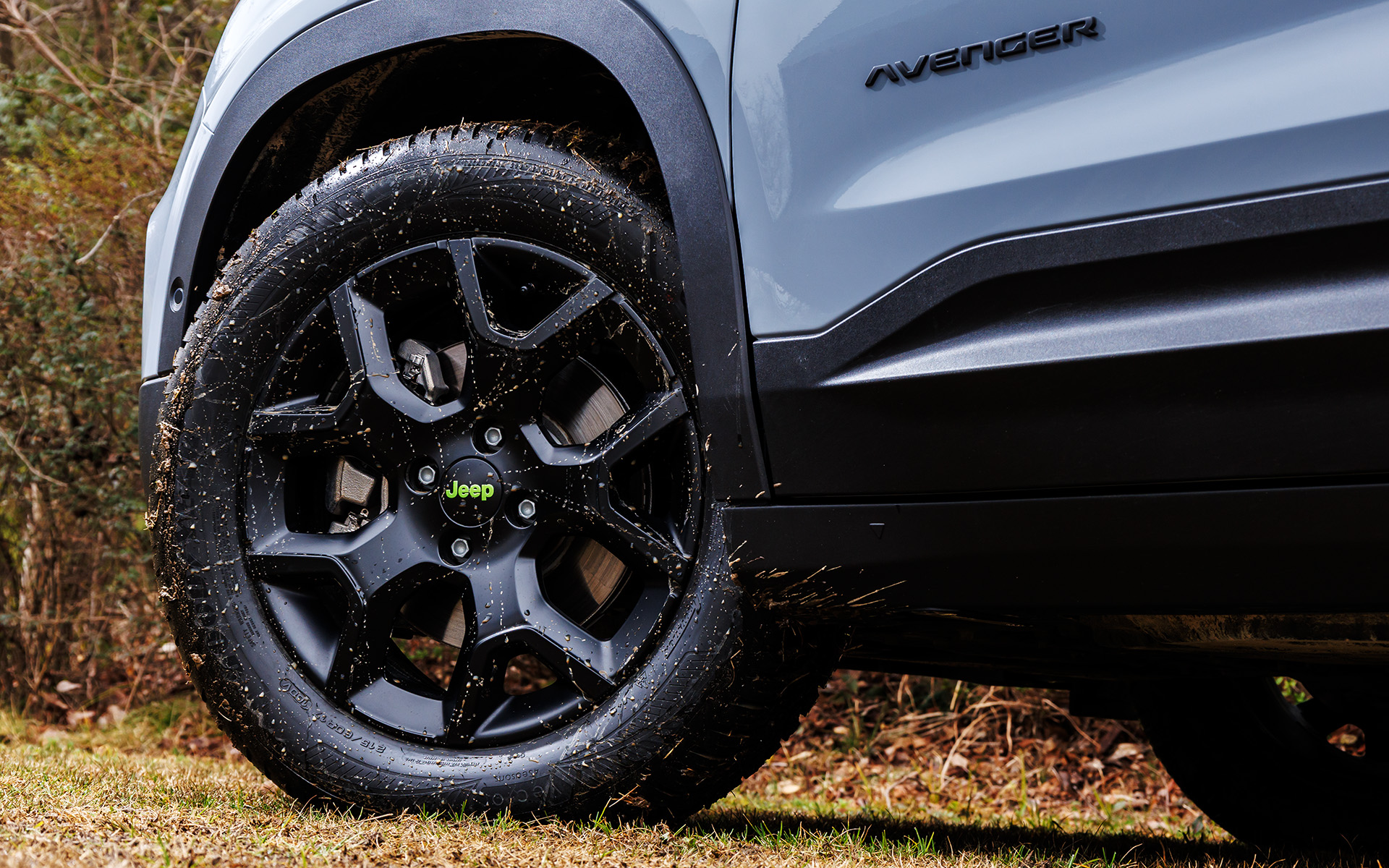 マットブラックの17インチアルミホイールを装着。215/60R17サイズのオールシーズンタイヤとなるグッドイヤー「Vector 4Seasons Gen-3」を標準装備