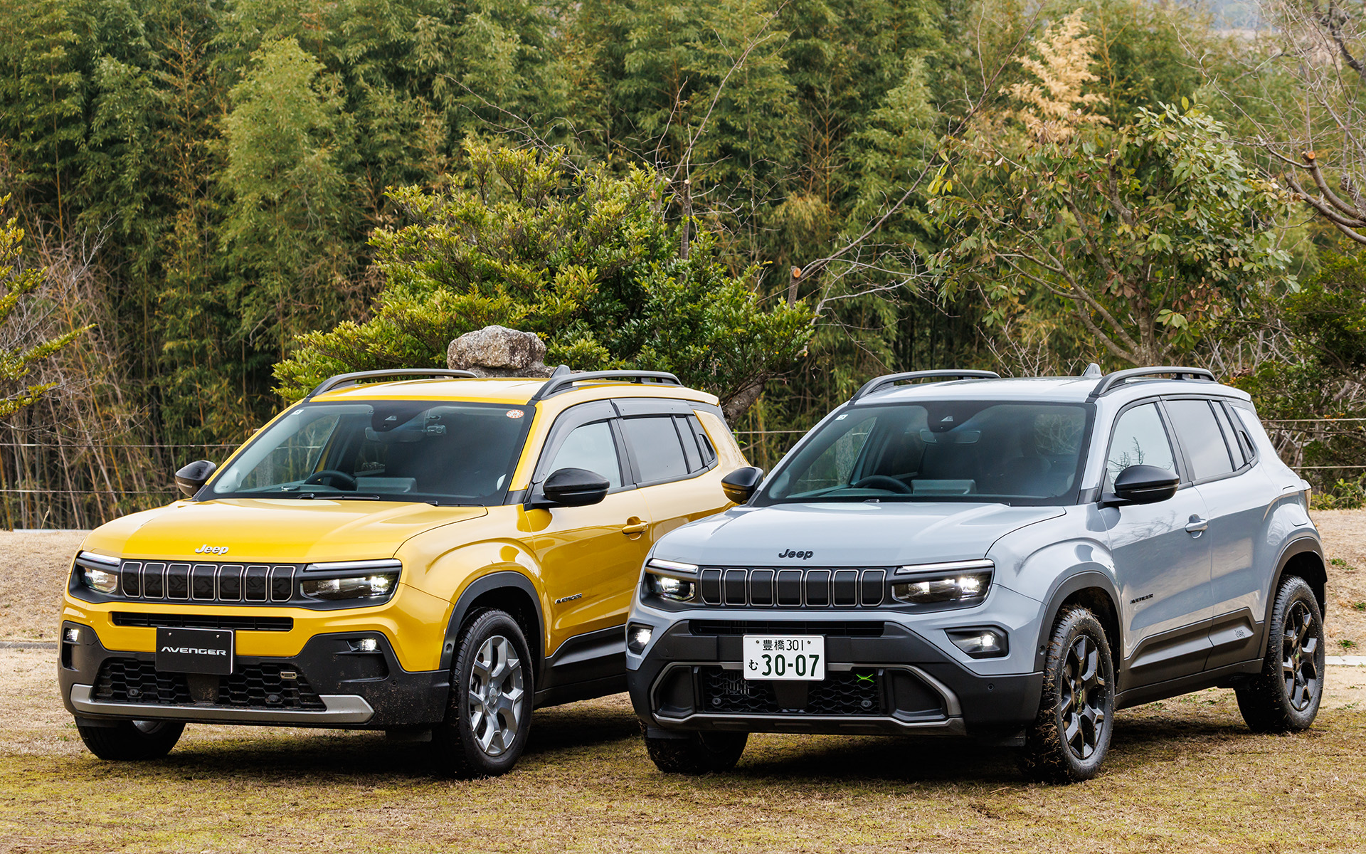 アベンジャー BEV（左）と、アベンジャー 4xe Hybrid（右）。BEVと4xe Hybridのボディサイズを比較すると、全幅は同じで、4xe Hybridの方が全長が15mm長く、全高が5mm高い。最低地上高はBEVモデルは200mmなので、4xe Hybridは10mm高い