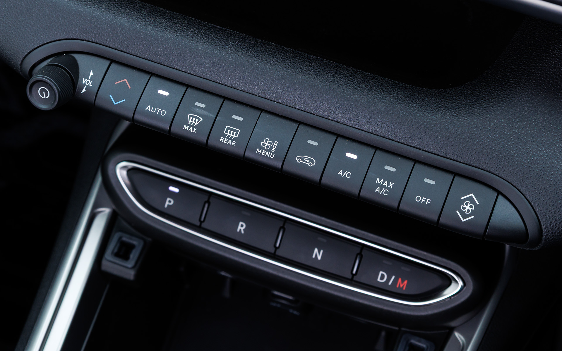 アベンジャー 4xe Hybridのインテリア。シフトはスイッチ式。テクノレザーステアリングホイールを採用し、スポーク付け根の右側にはヒルディセントコントロールのスイッチを配置する