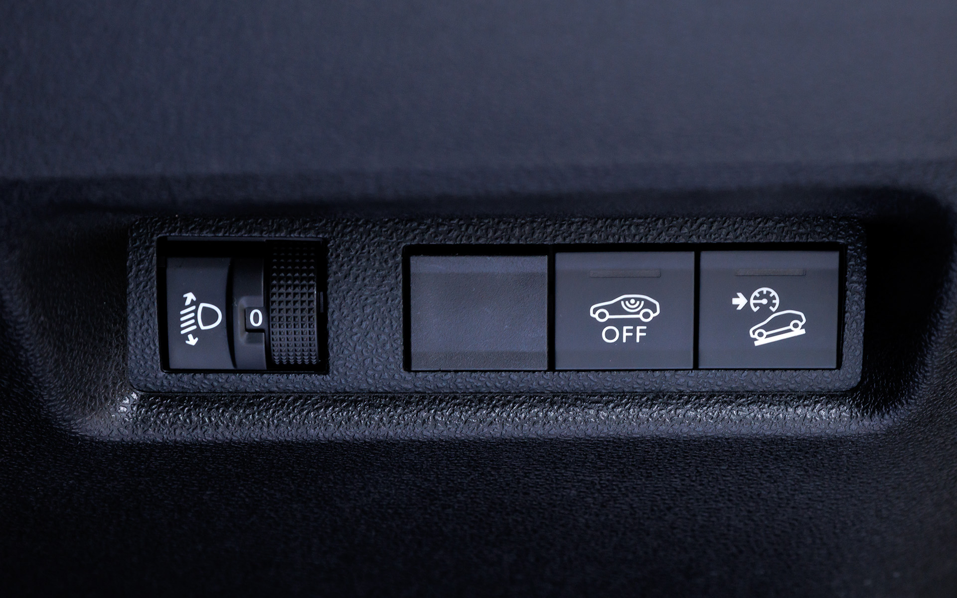 アベンジャー 4xe Hybridのインテリア。シフトはスイッチ式。テクノレザーステアリングホイールを採用し、スポーク付け根の右側にはヒルディセントコントロールのスイッチを配置する