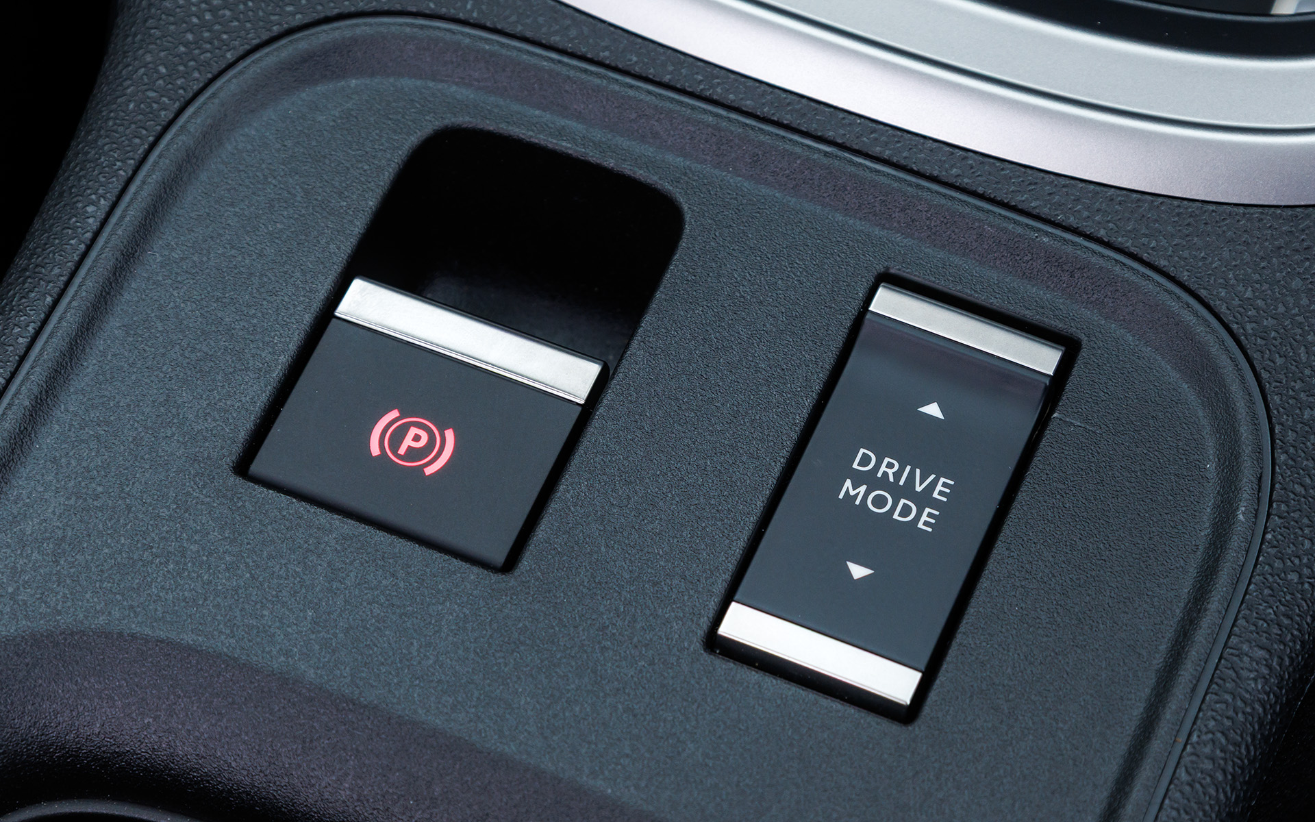 路面の状況に合わせて走行モードを選べる「セレクテレインシステム」を装備。「AUTO」「SPORT」「SNOW」「SAND/MUD」から選択可能