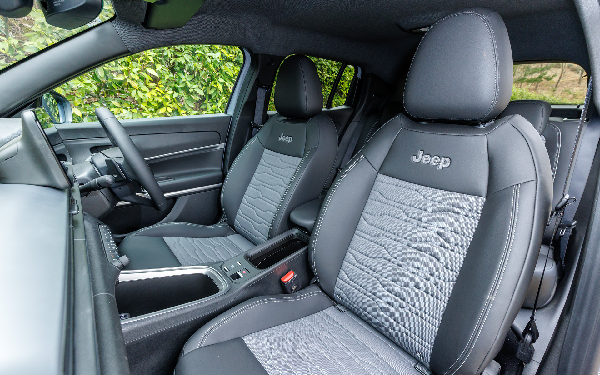 専用の撥水加工を施した完全防水シートを標準装備