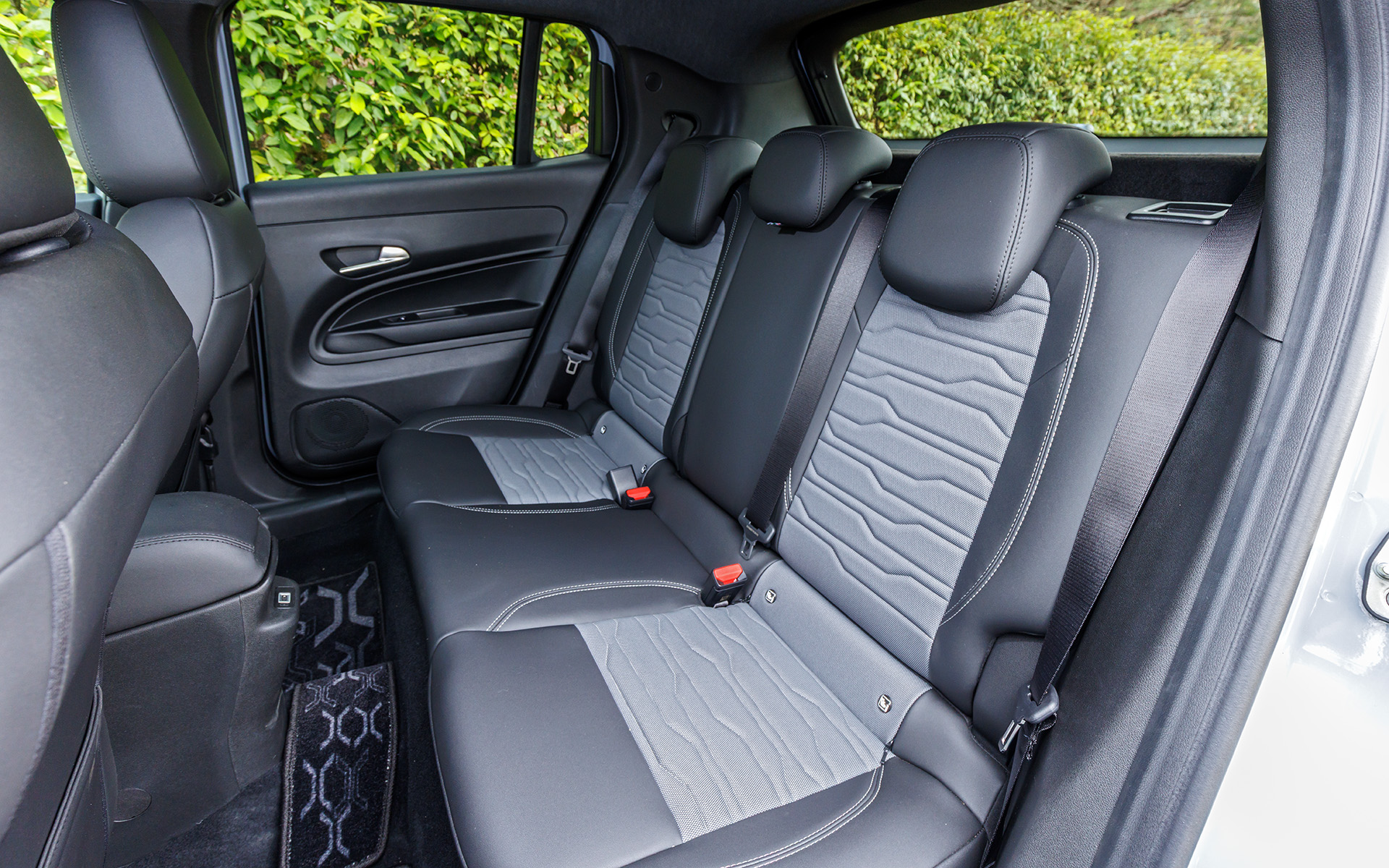 専用の撥水加工を施した完全防水シートを標準装備