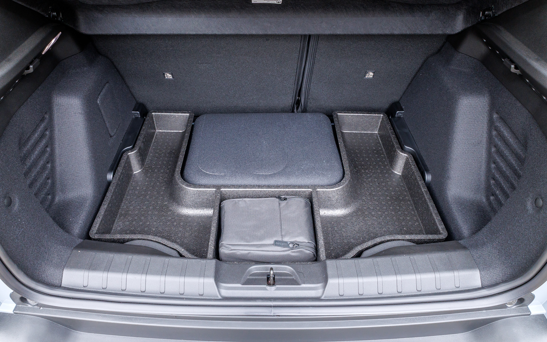 ラゲッジ容量は325Lを確保。カーゴフロアボードの下にはモーターが収まる