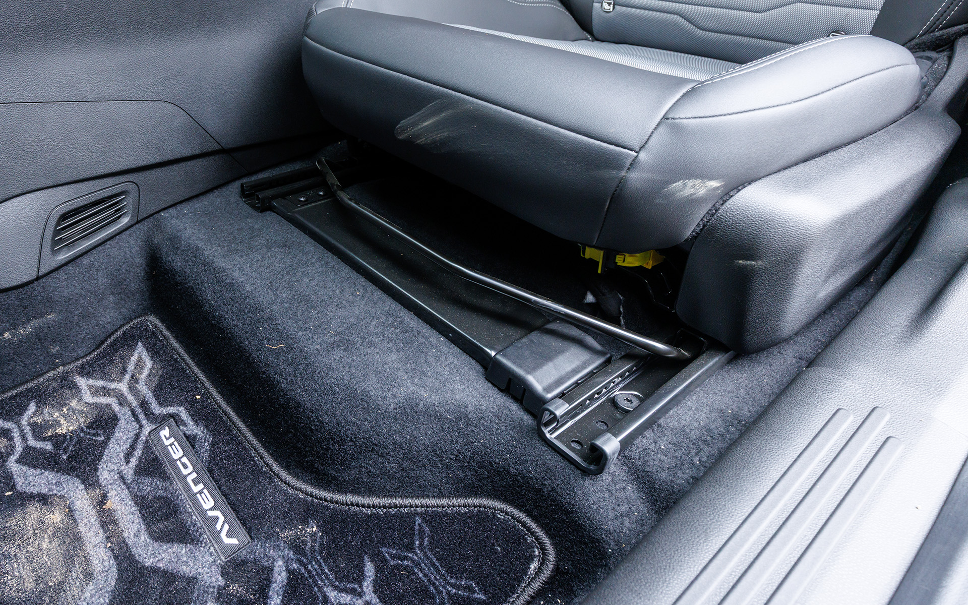 最高出力100kW（136PS）/5500rpm、最大トルク230Nm（23.5kgfm）/1750rpmを発生する直列3気筒DOHC 1.2リッターターボエンジンを搭載。フロントには最高出力15.6kW（21PS）/4264rpm、最大トルク51Nm（5.2kgfm）/750-2499rpmを発生するZA03モーターを、リアには最高出力21.0kW（29PS）/3000rpm、最大トルク89Nm（9.1kgfm）/500-2000rpmを発生するZA05モーターを搭載する。容量0.9kWhのバッテリは助手席下に配置