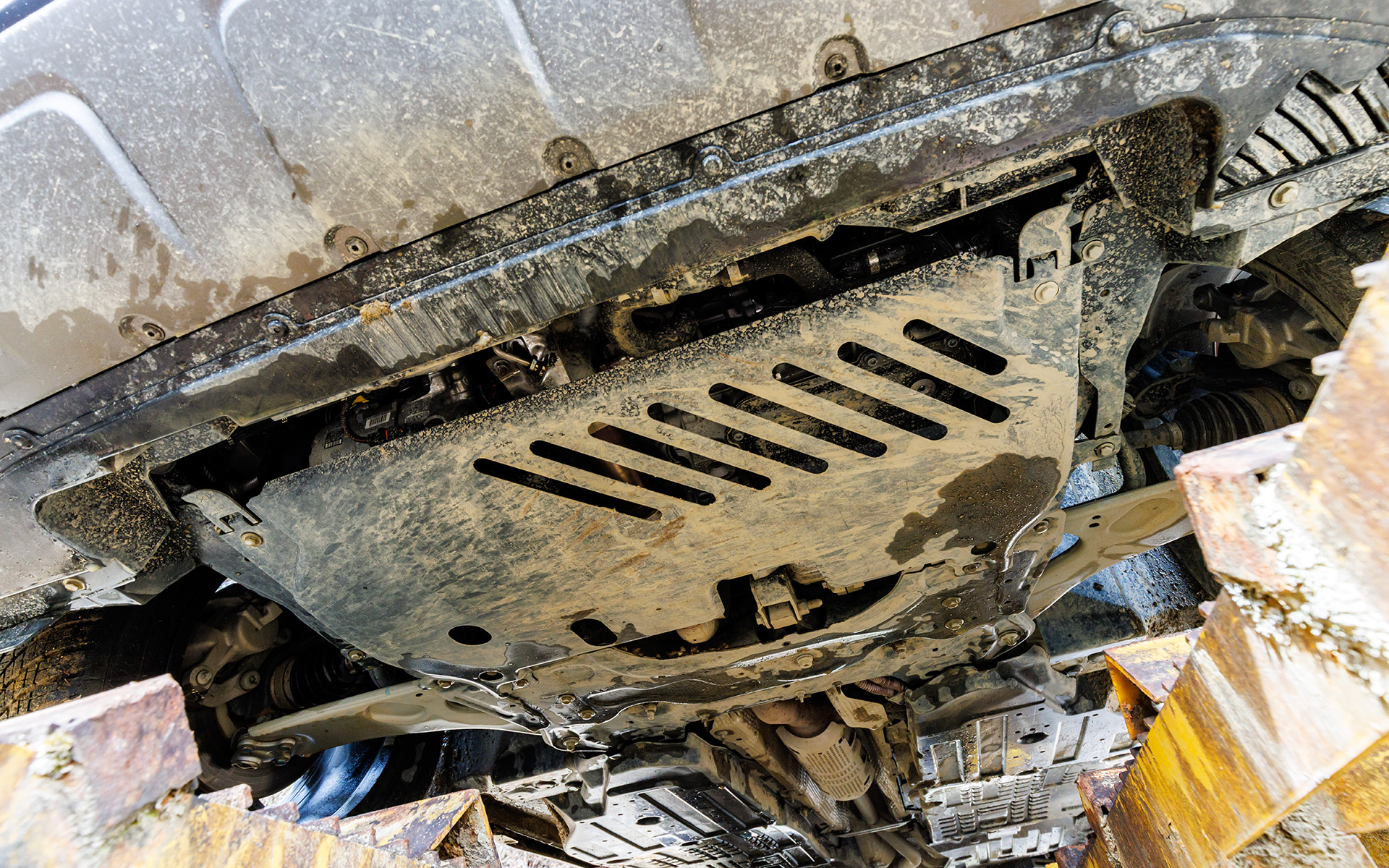 鉄製のフロアアンダーカバーで床下を守り、サスペンションアーム下部にはラバー塗装を施して飛び石や泥からパーツを保護する。また、専用のマルチリンクサスペンションはアルミ押し出し材も使用