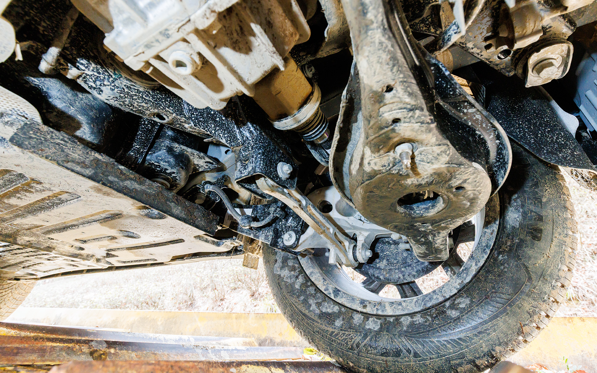 鉄製のフロアアンダーカバーで床下を守り、サスペンションアーム下部にはラバー塗装を施して飛び石や泥からパーツを保護する。また、専用のマルチリンクサスペンションはアルミ押し出し材も使用