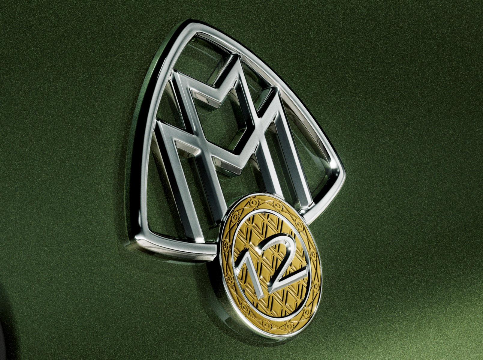 伝説の「マイバッハ・ツェッペリン DS 8」のフードオーナメントに着想を得た「12」をあしらったクロームとゴールドのメダルを組み合わせたロゴバッヂを装備