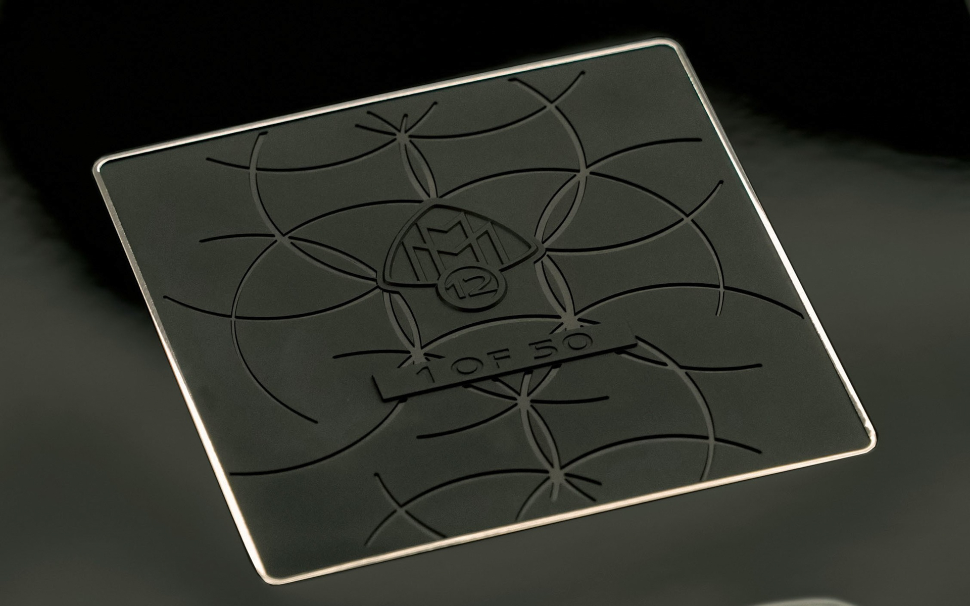 限定モデルの証である「1 of 50」が彫刻された限定バッヂ