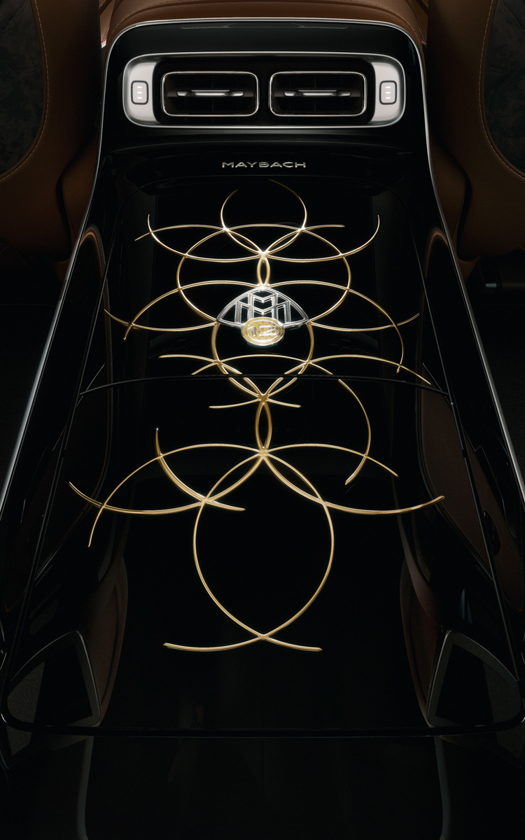 後席リアコンソールにも特別なデザインが入っている