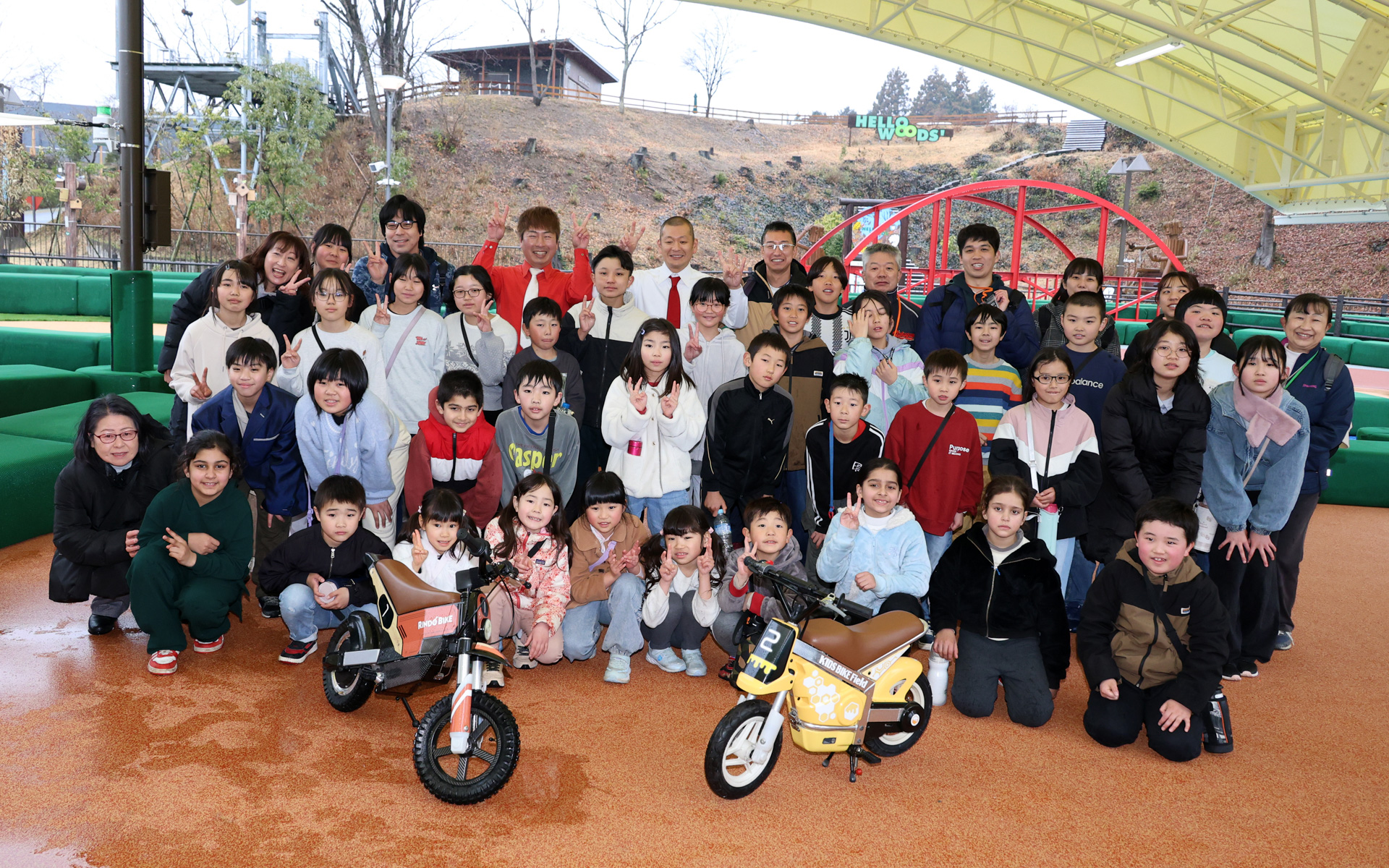 アトラクションを体験した栃木県茂木町立須藤小学校の児童と一緒に記念撮影