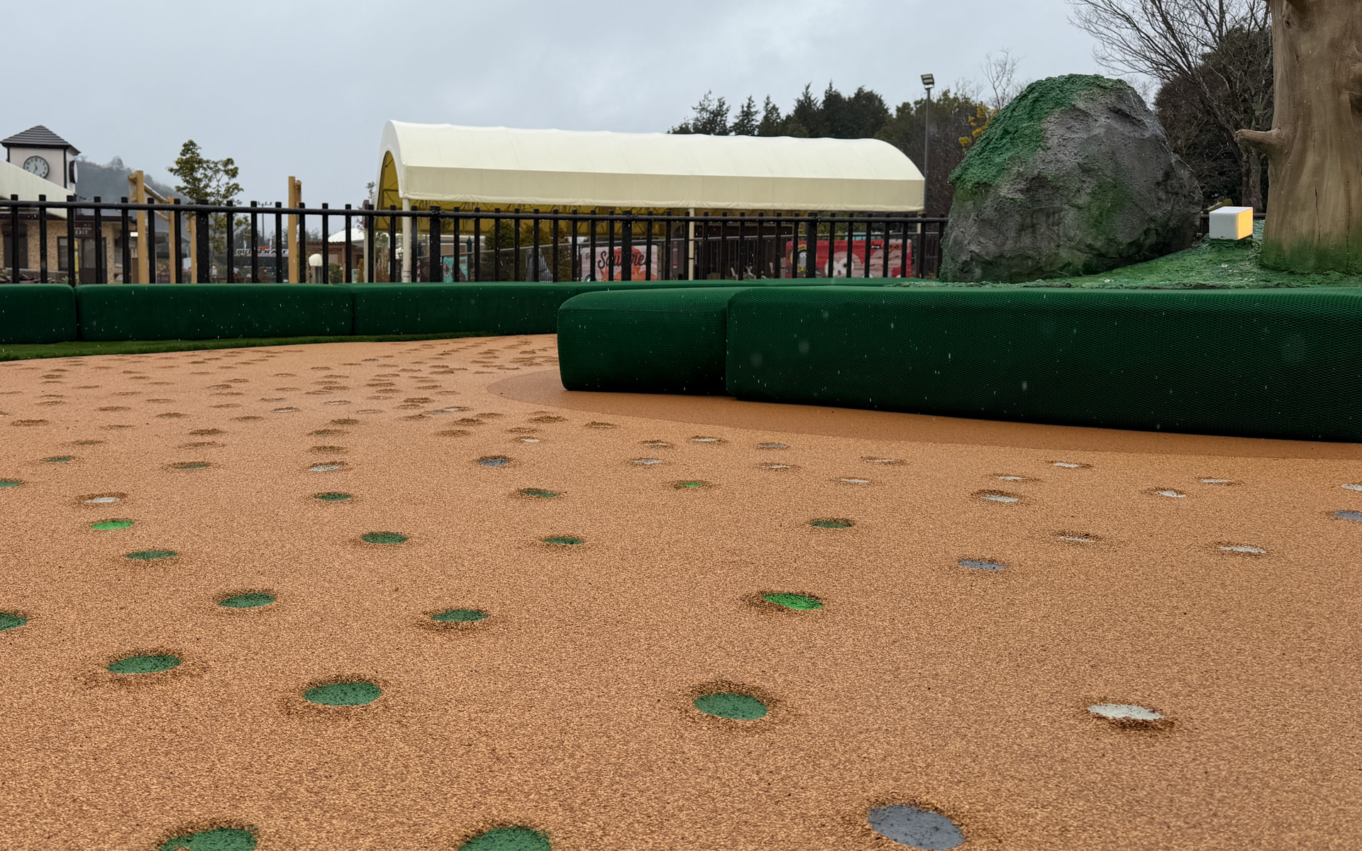 デコボコやウネウネなど林道をイメージしたコースが用意される