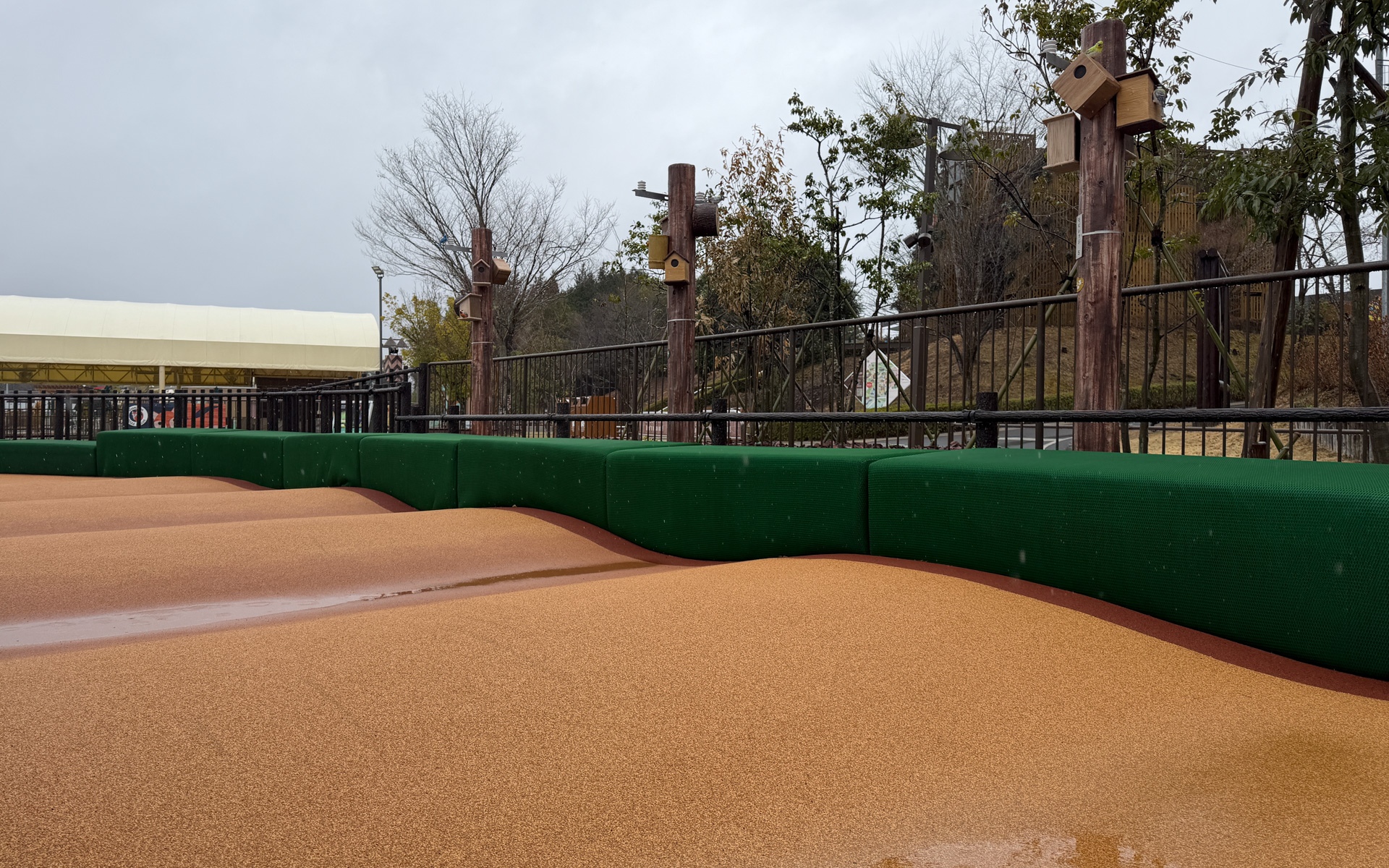 デコボコやウネウネなど林道をイメージしたコースが用意される