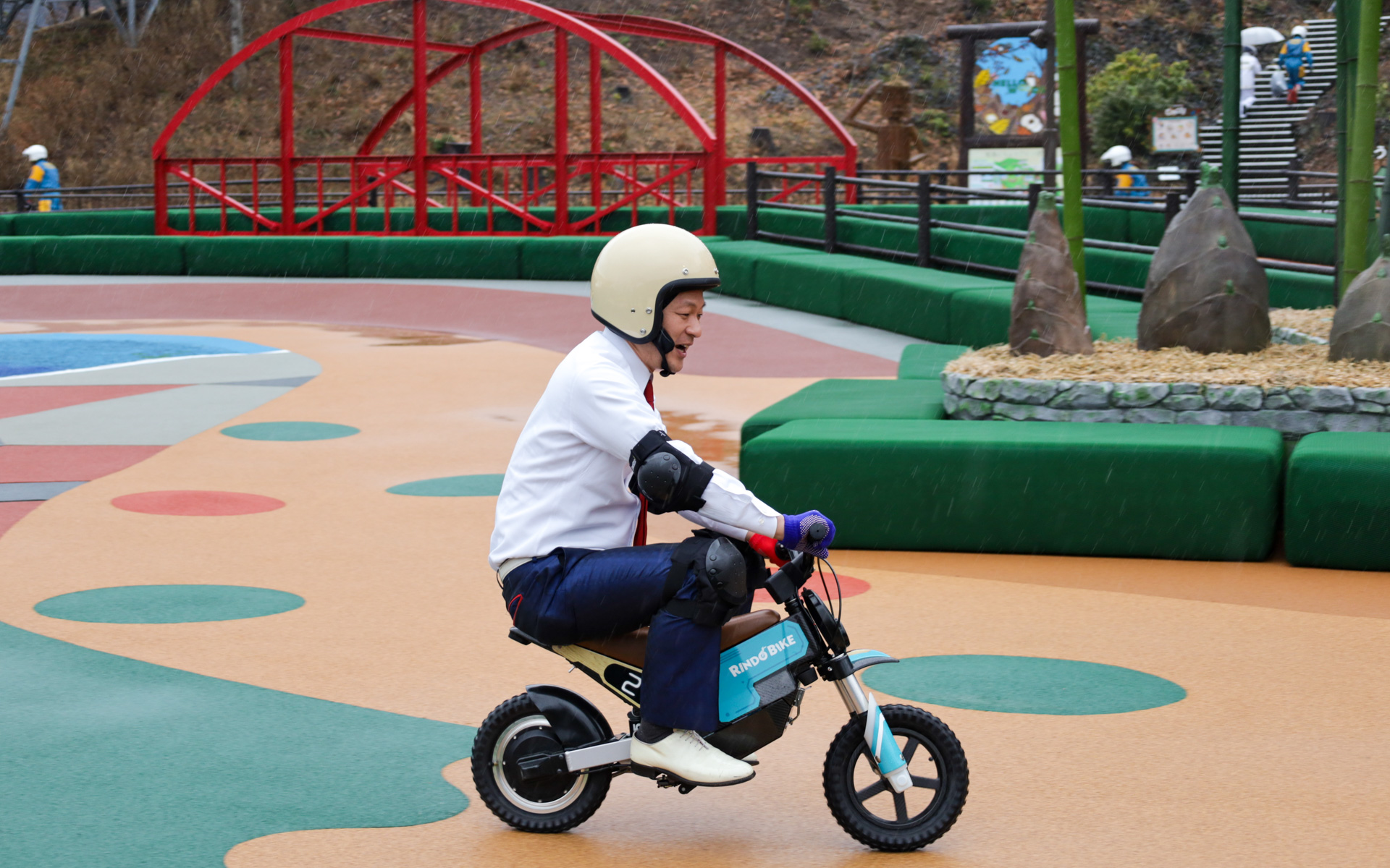 ヘルメットや膝ガードなど安全装備を装着して体験する