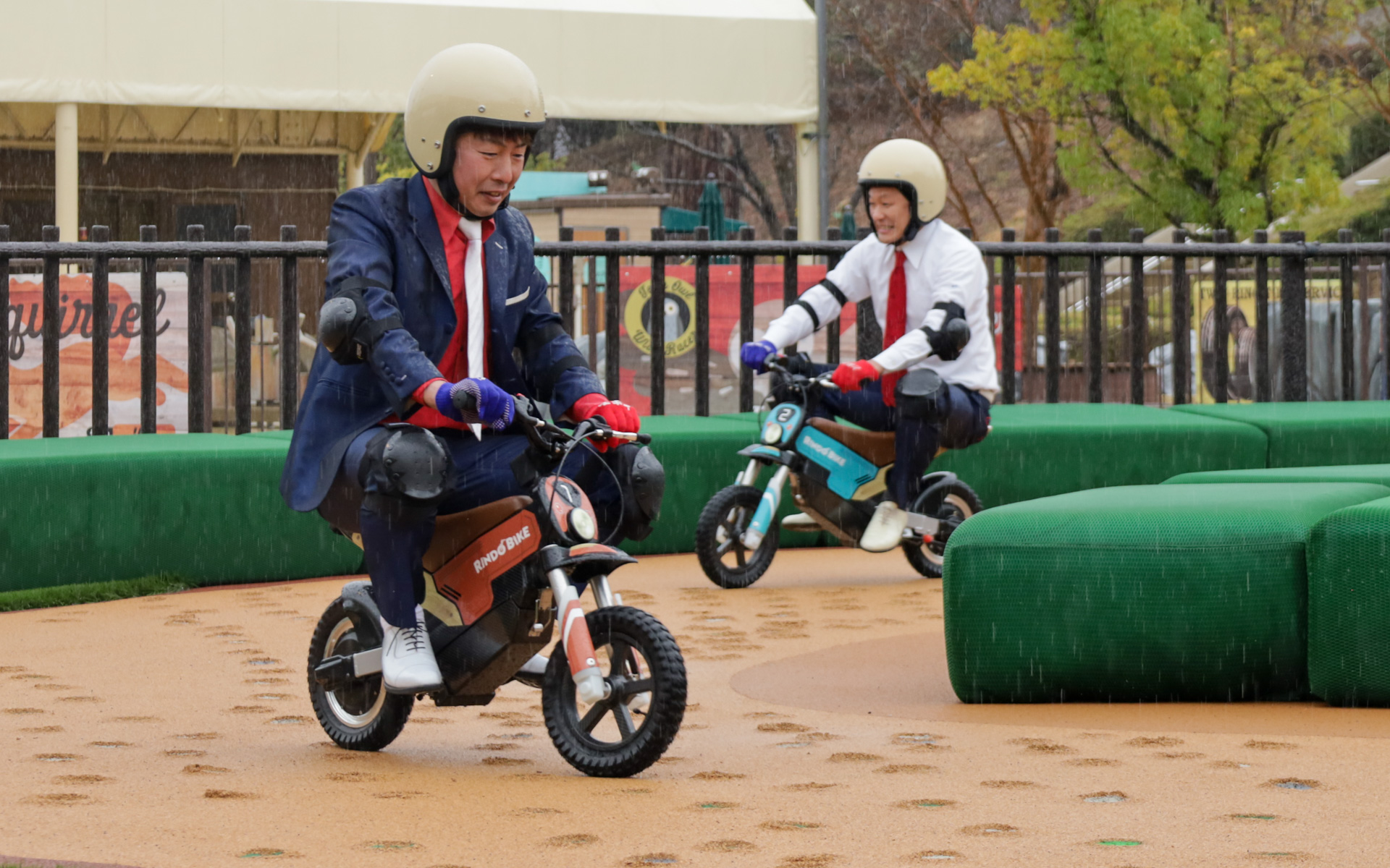 林道をイメージしたデコボコやウネウネがコースに配置される「オフロードツーリング リンドーバイク」（小学1年生についてはキッズバイクフィールドのライセンスカードの取得が必要）