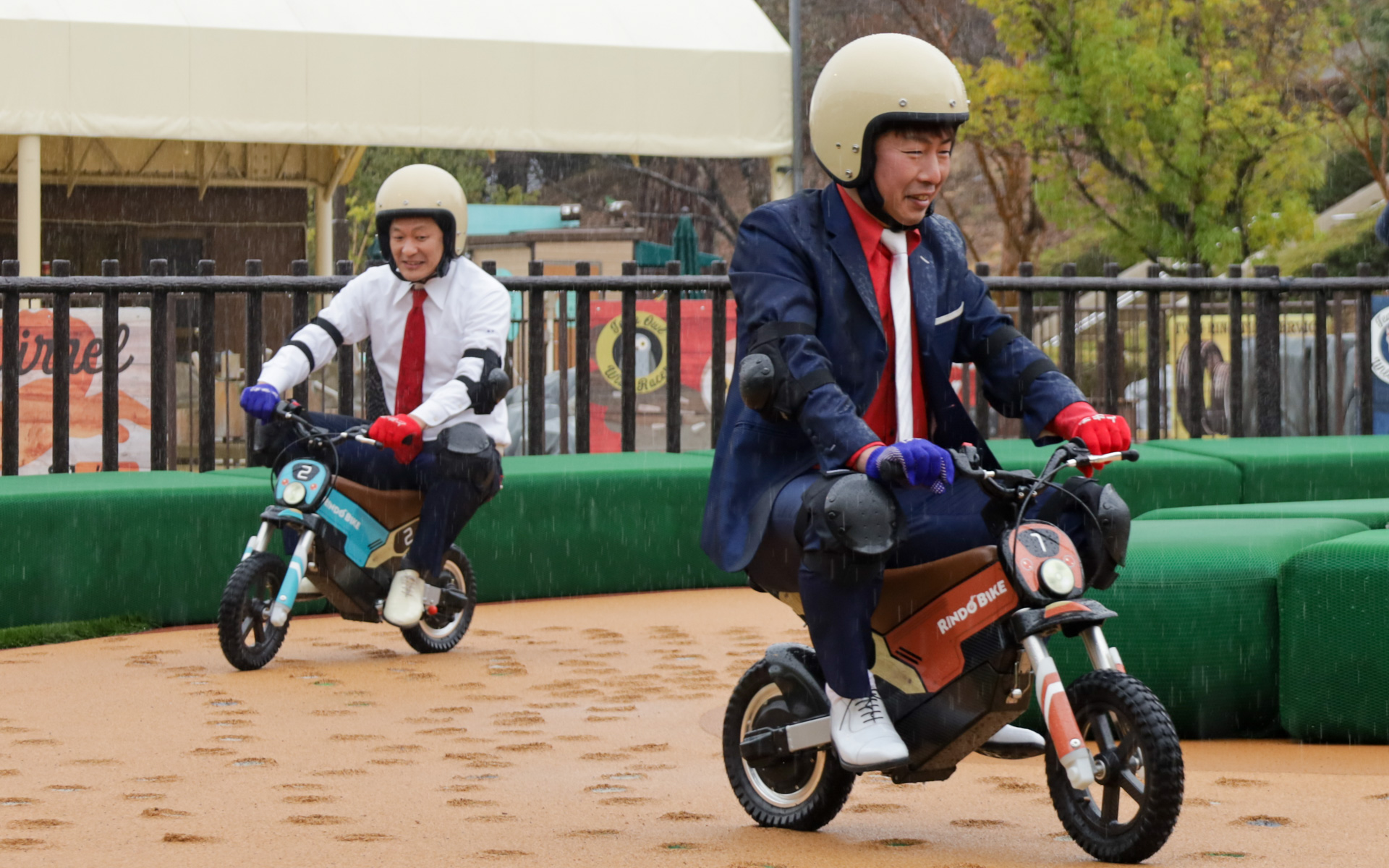 ヘルメットや膝ガードなど安全装備を装着して体験する