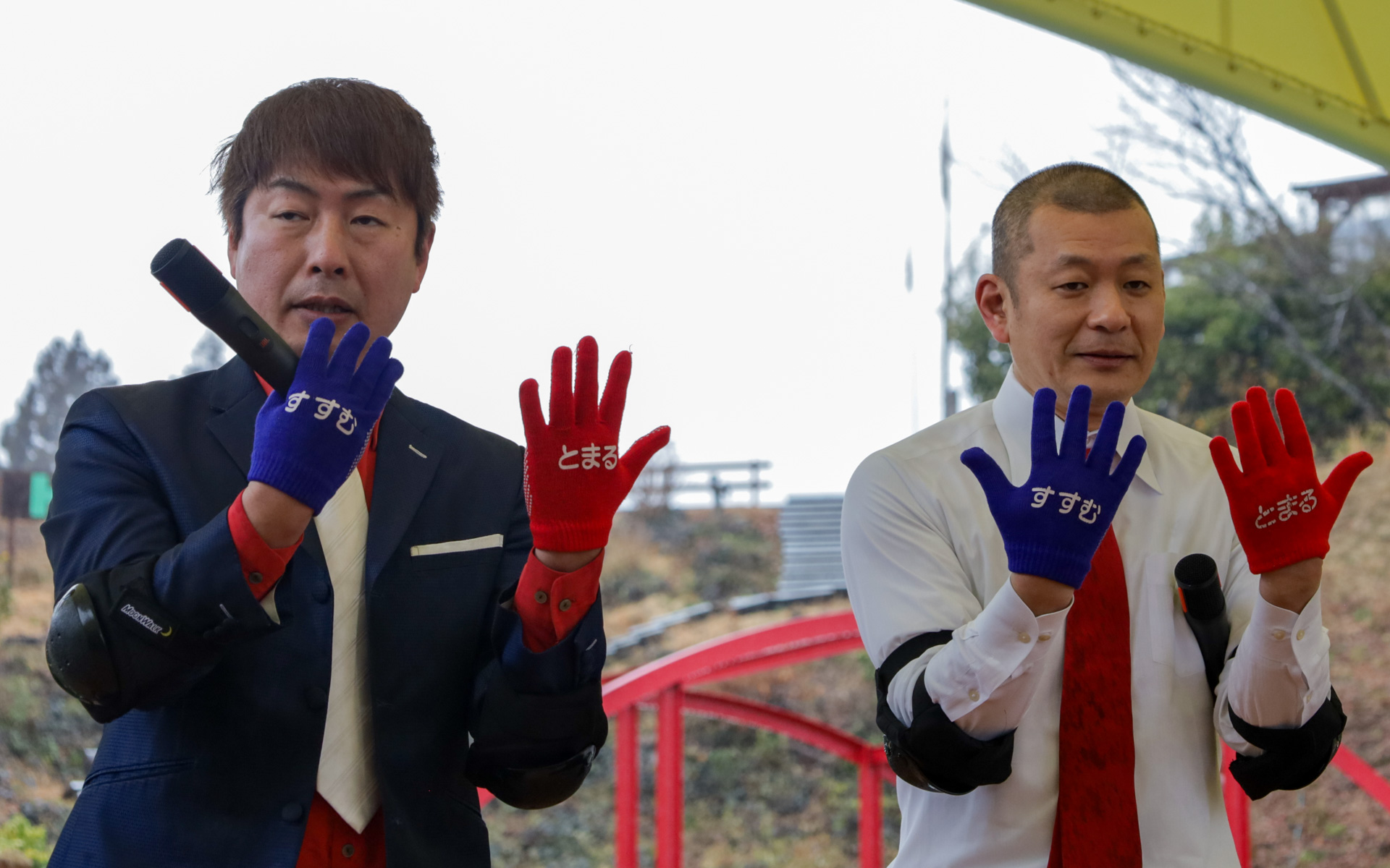 ヘルメットや膝ガードなど安全装備を装着して体験する