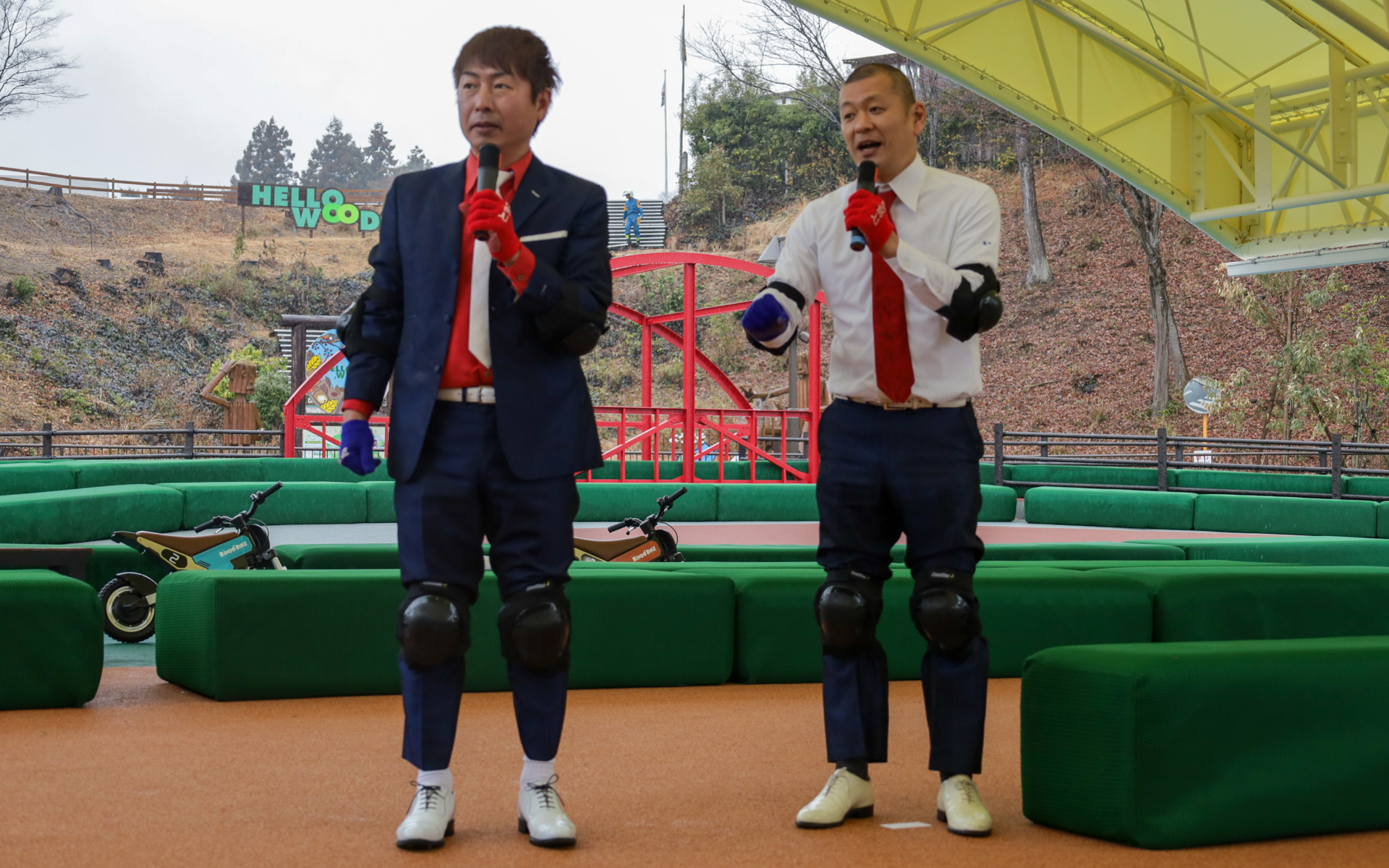 ヘルメットや膝ガードなど安全装備を装着して体験する