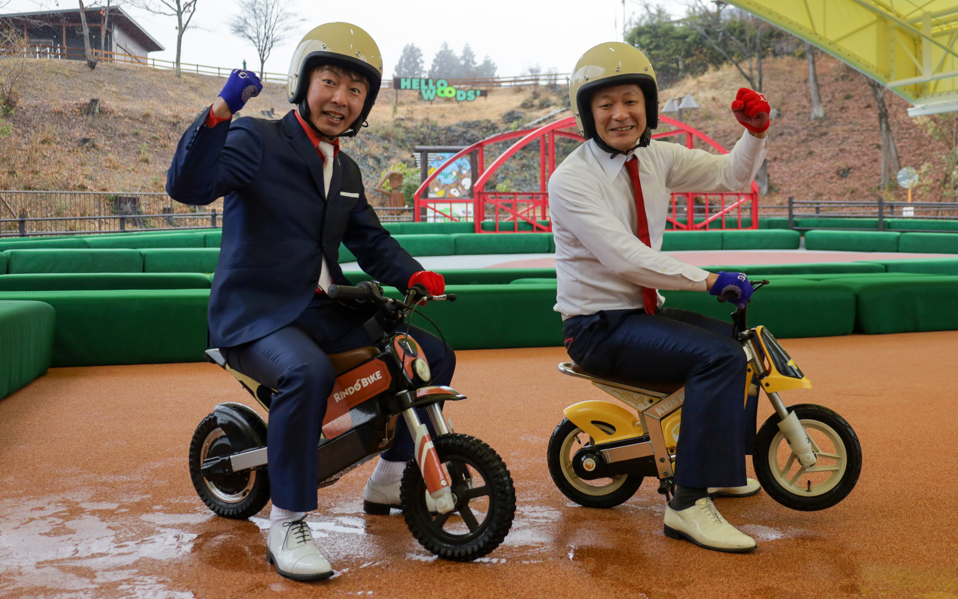 フォトセッションに参加した「U字工事」の福田薫さん（左）、益子卓郎さん（右）