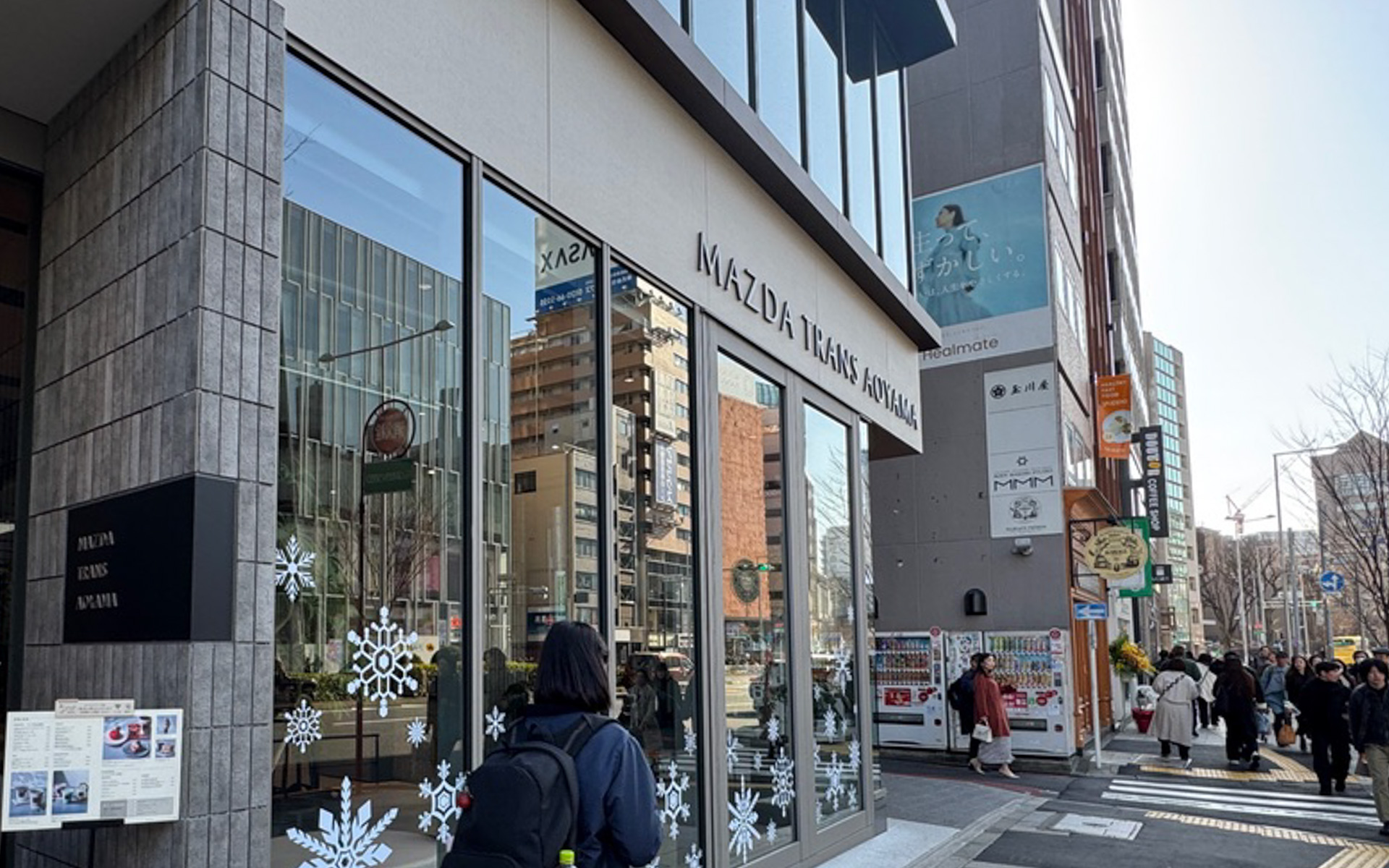 オシャレなお店が立ち並ぶ青山通りにあるマツダトランス青山。窓際に座って道ゆく人やクルマを眺めるのも楽しいです。