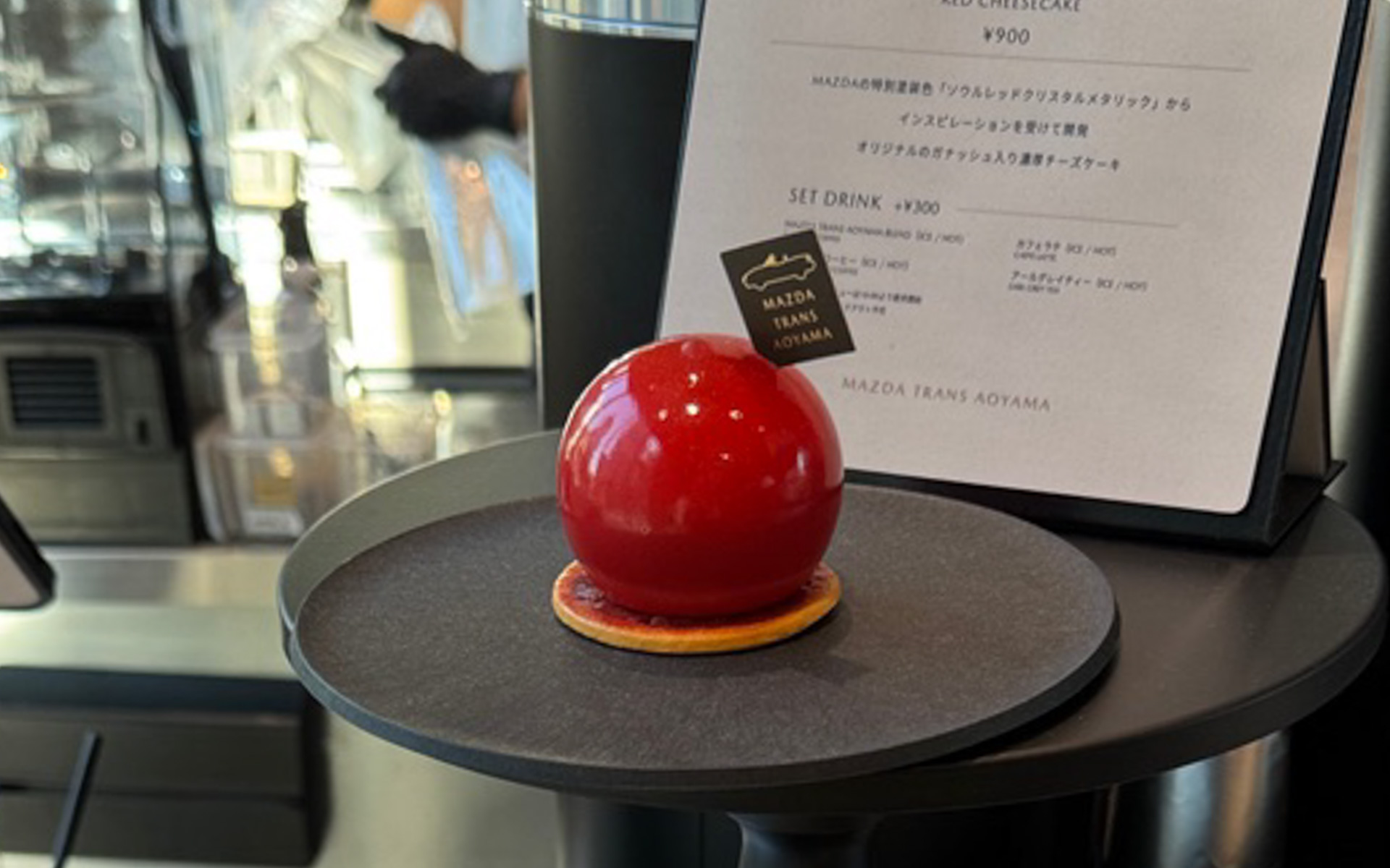 ケーキには見えない球体と、ツヤツヤしたソウルレッドクリスタルメタリックが美しいアートのような「レッドケーキ」。ほかにも広島のおいしい逸品を応援するプロジェクト「OK!!広島」のスイーツもあって、すごく美味しかったです！