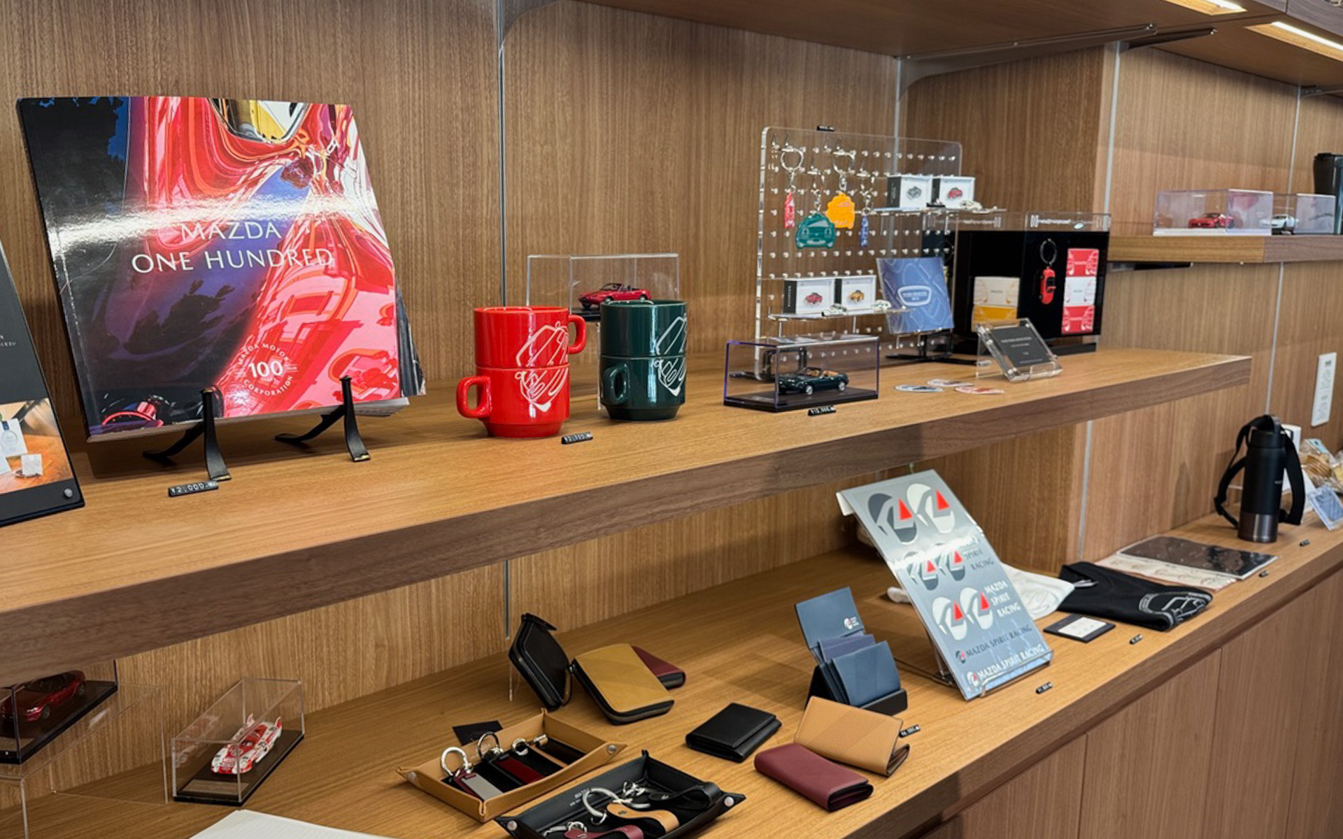 帰りがけにいつもチェックしているのが、マツダのオリジナルグッズや広島発のモノづくりを紹介するグッズなどがディスプレイされているコーナー。ロードスターに乗っている友人にプレゼントを選ぶこともあります