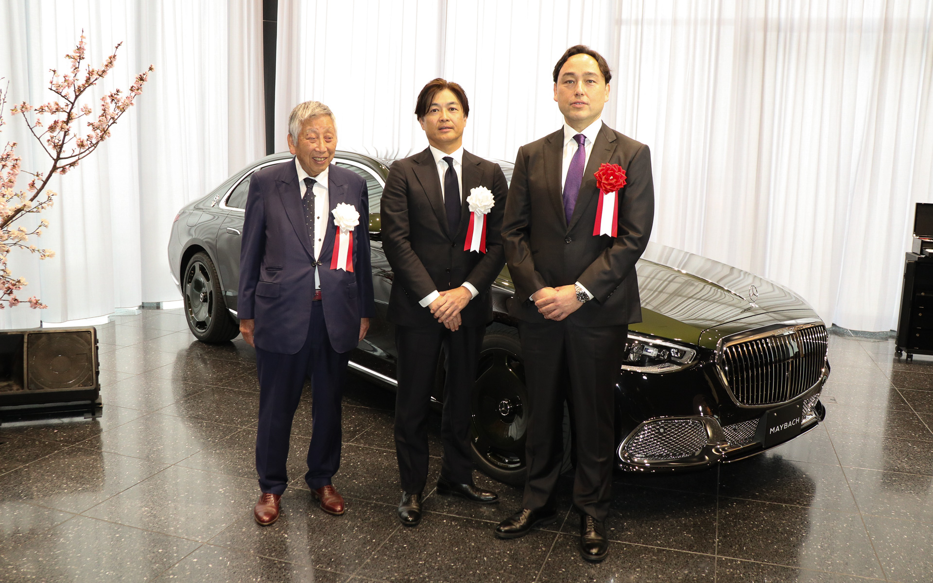 特別仕様車「メルセデス・マイバッハ S 680 V12 Edition」の前でフォトセッションを行なったオープニングセレモニーの登壇者。左から株式会社シュテルン神戸中央 会長 西原興一郎氏、株式会社シュテルン神戸中央 代表取締役社長 西原朋史氏、メルセデス・ベンツ日本合同会社 社長 兼CEO ゲルティンガー剛氏