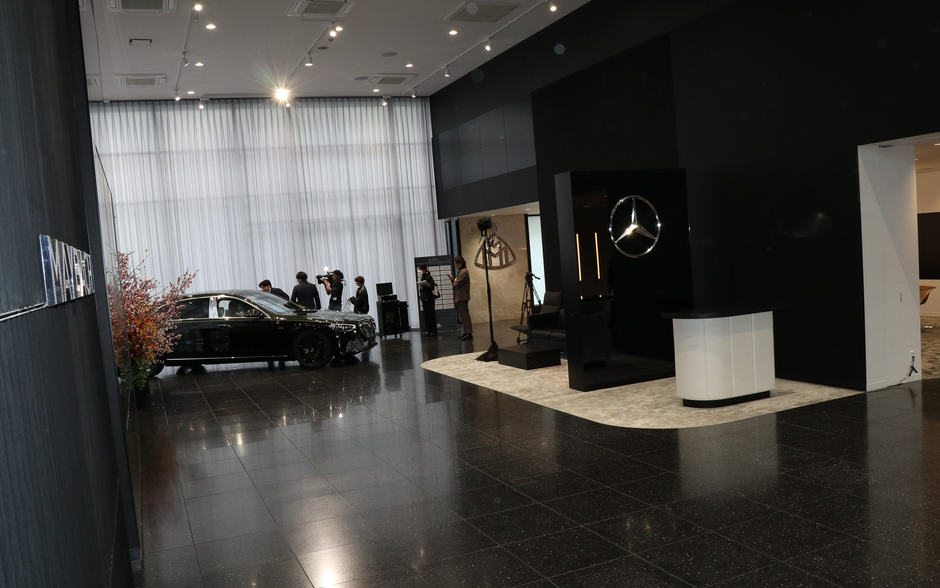日本初の「マイバッハラウンジ」の車両展示スペース