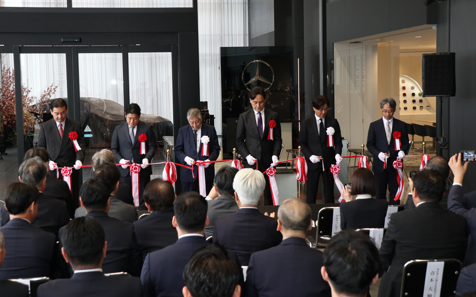 オープニングセレモニーの冒頭で行なわれたテープカットの様子