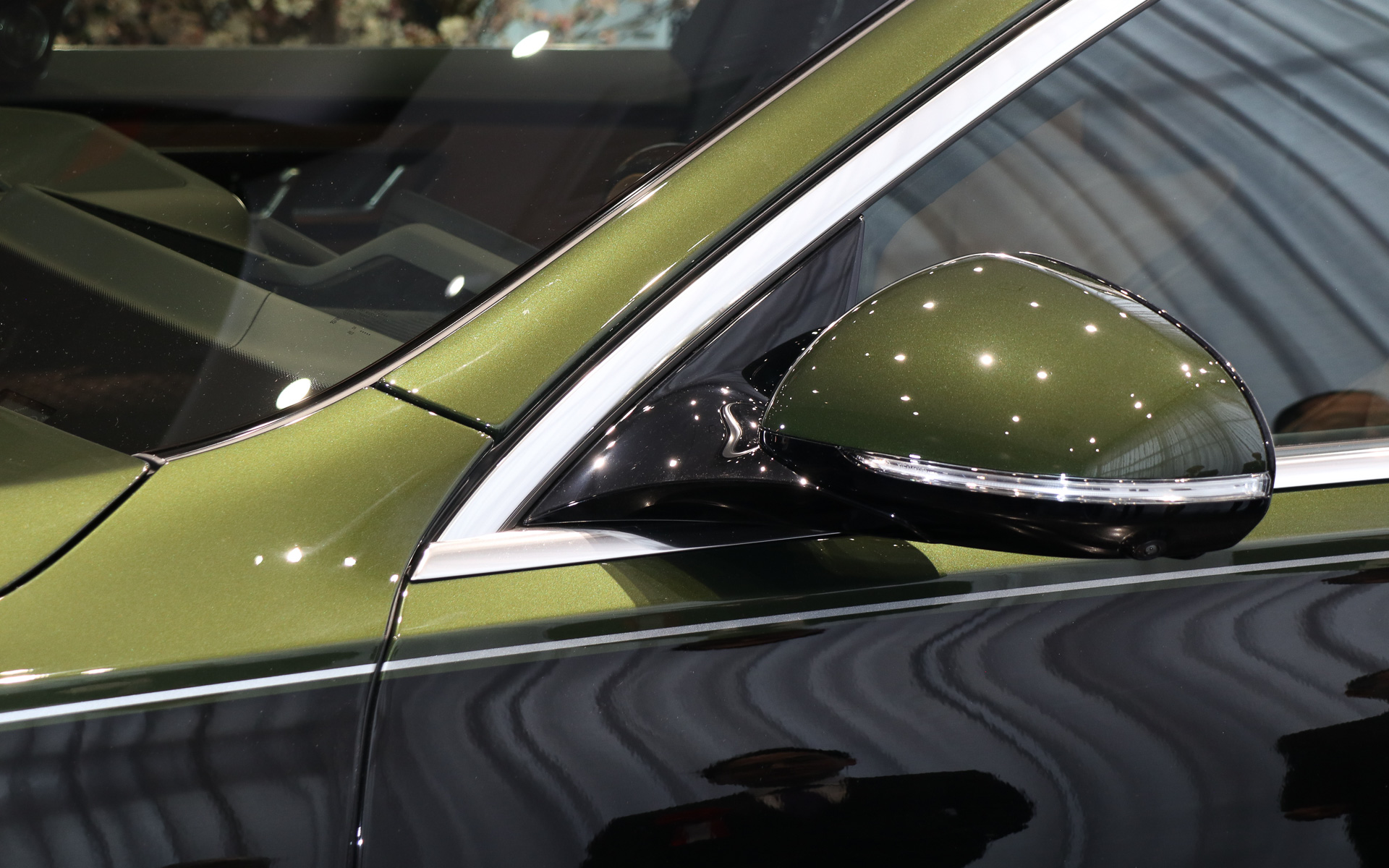 外装色はオブシディアンブラック×MANUFAKTURオリーブの2トーンカラー。ボディ上下の分割部分にハイテックシルバーのラインも施されている