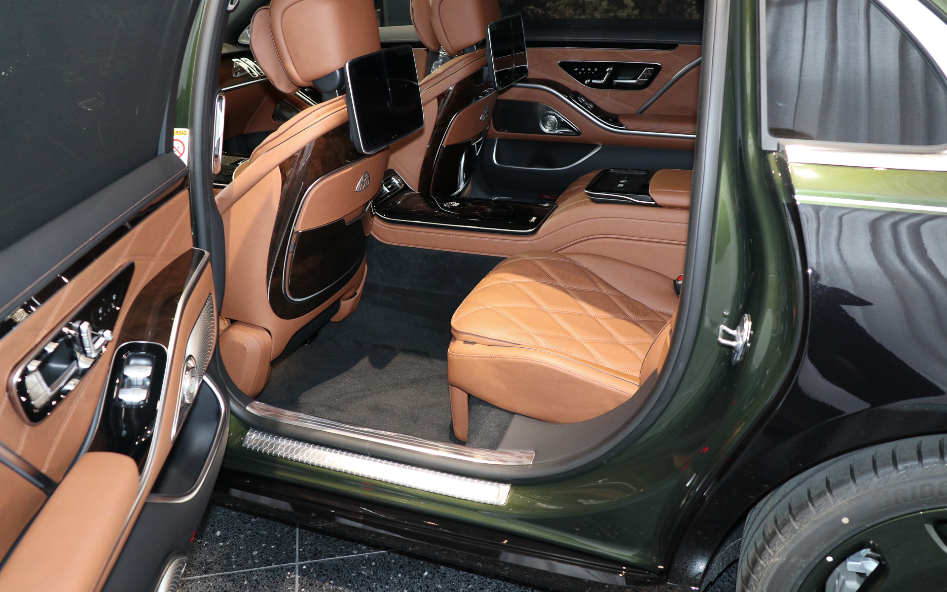 4枚のドアを開けた内側にもグリーンカラーの塗装が施されている