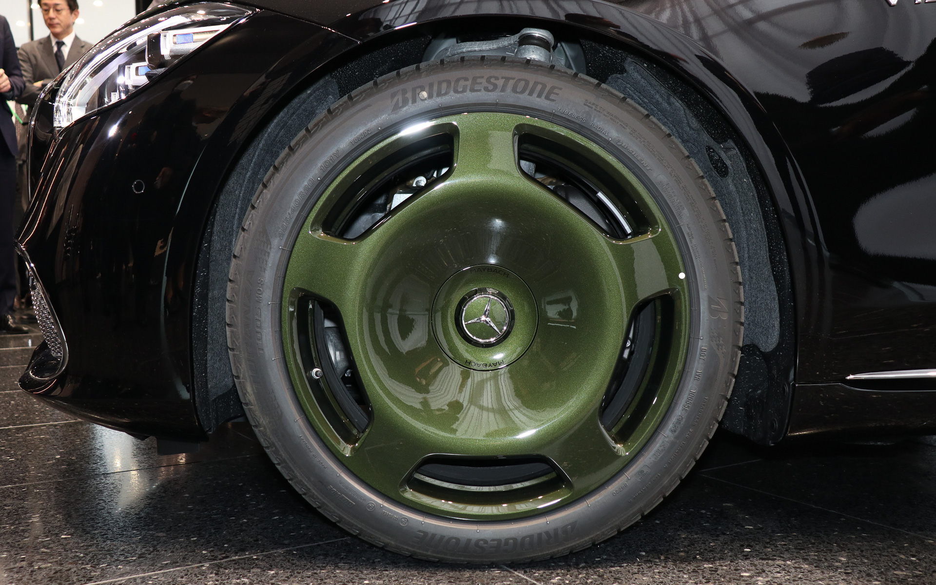 特別仕様車の限定装備である20インチ鍛造ホイールもMANUFAKTURオリーブで塗装されている