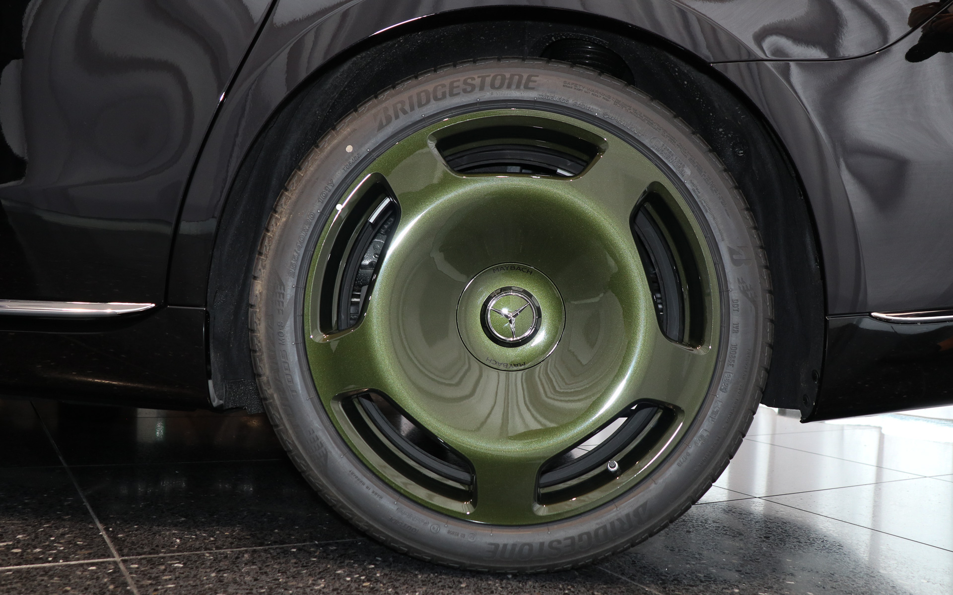 特別仕様車の限定装備である20インチ鍛造ホイールもMANUFAKTURオリーブで塗装されている