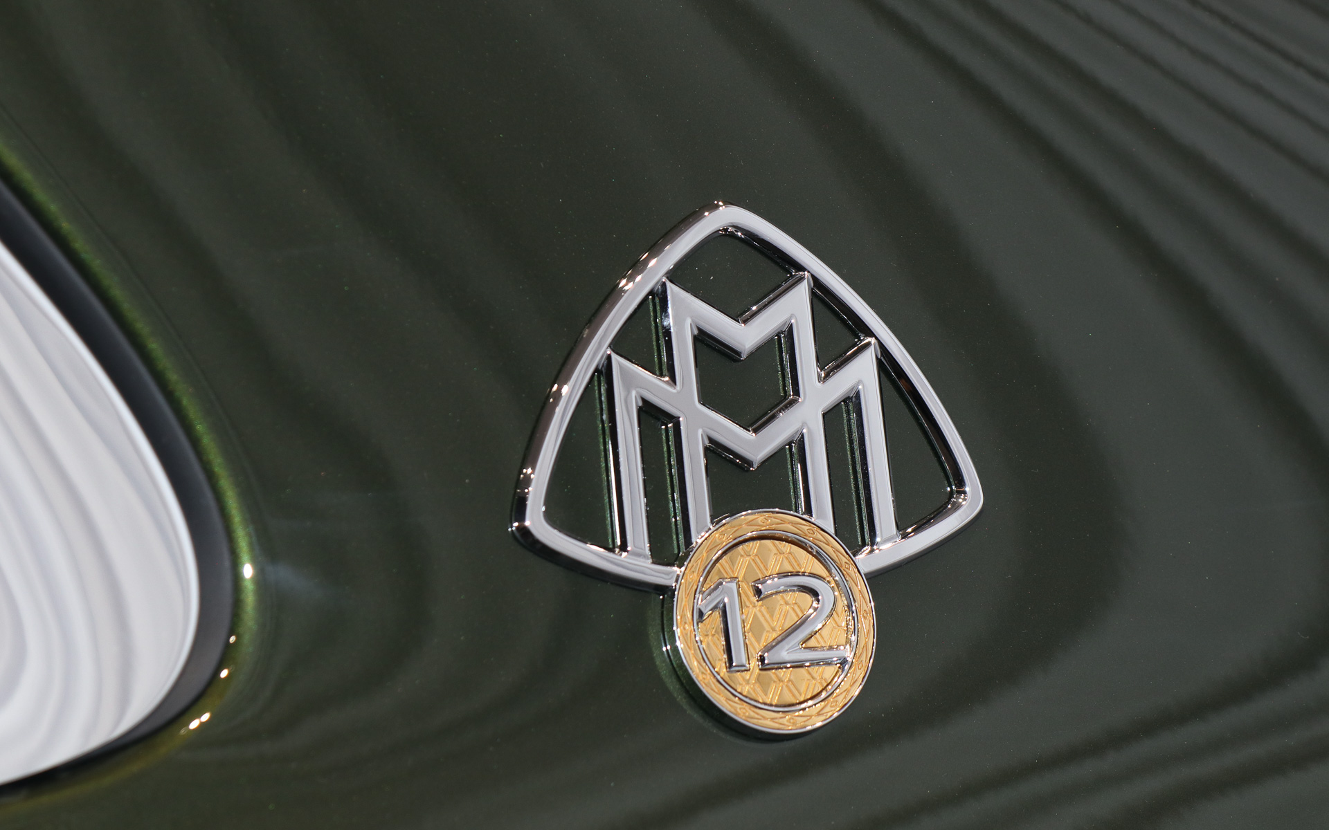 「Maybach Manufaktur（マイバッハ・マヌファクトゥーア）」の2つのMを組み合わせたマイバッハのエンブレムも、V型12気筒エンジンであることを示す「12」の文字を追加した専用品が用意されてCピラーに装着